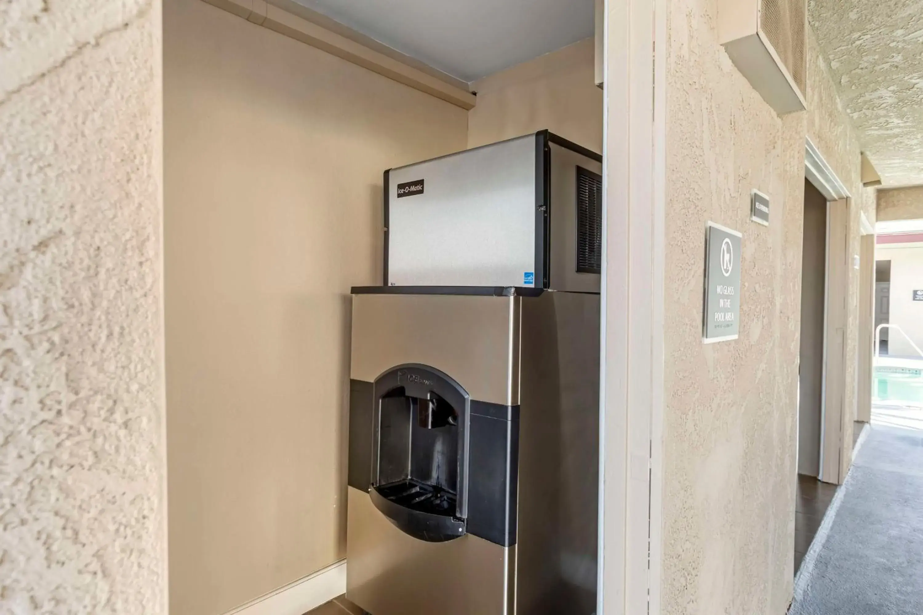 Property building in Best Western China Lake Inn Property building in Best Western China Lake Inn