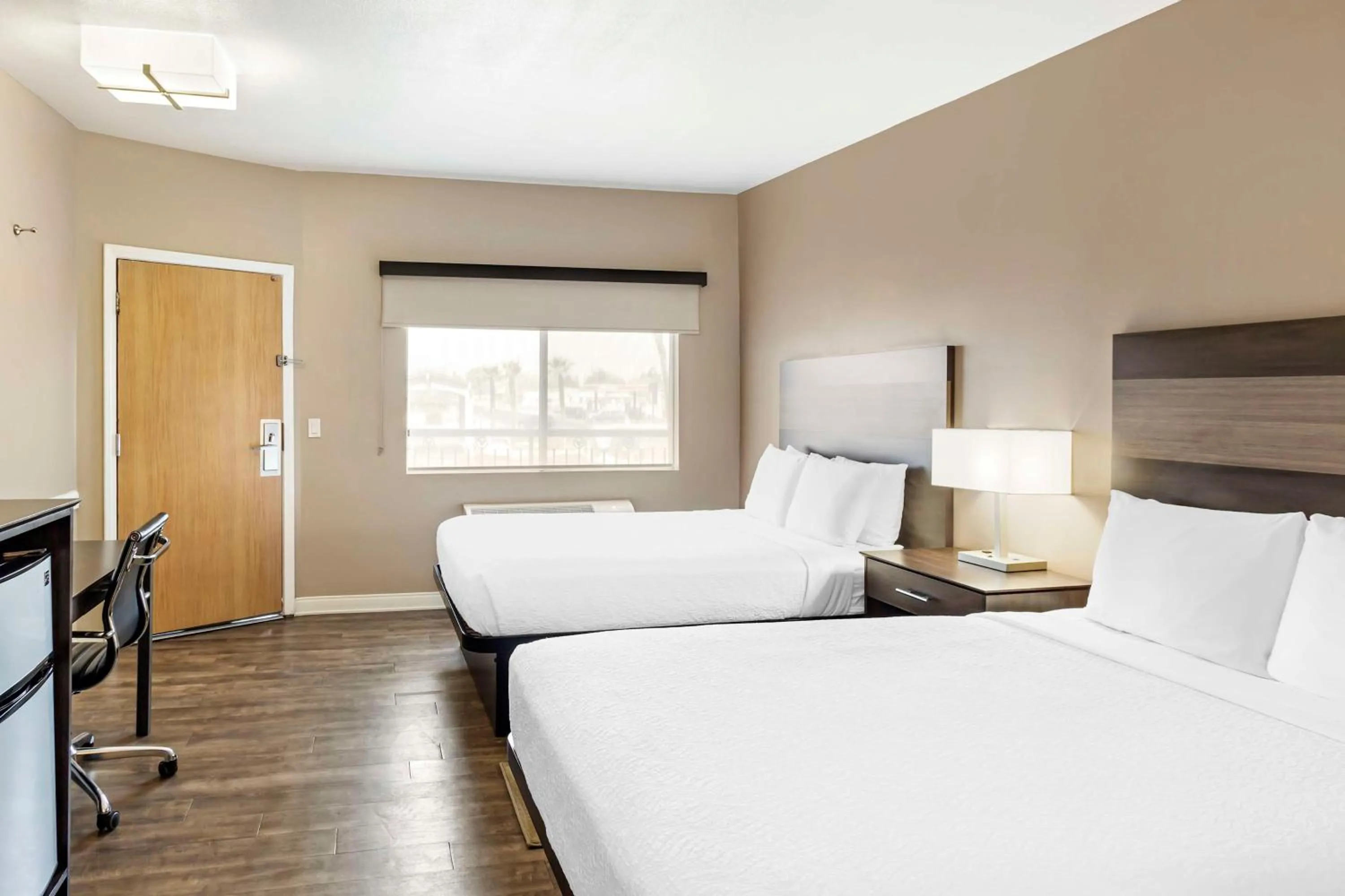 Bedroom, Bed in Best Western China Lake Inn