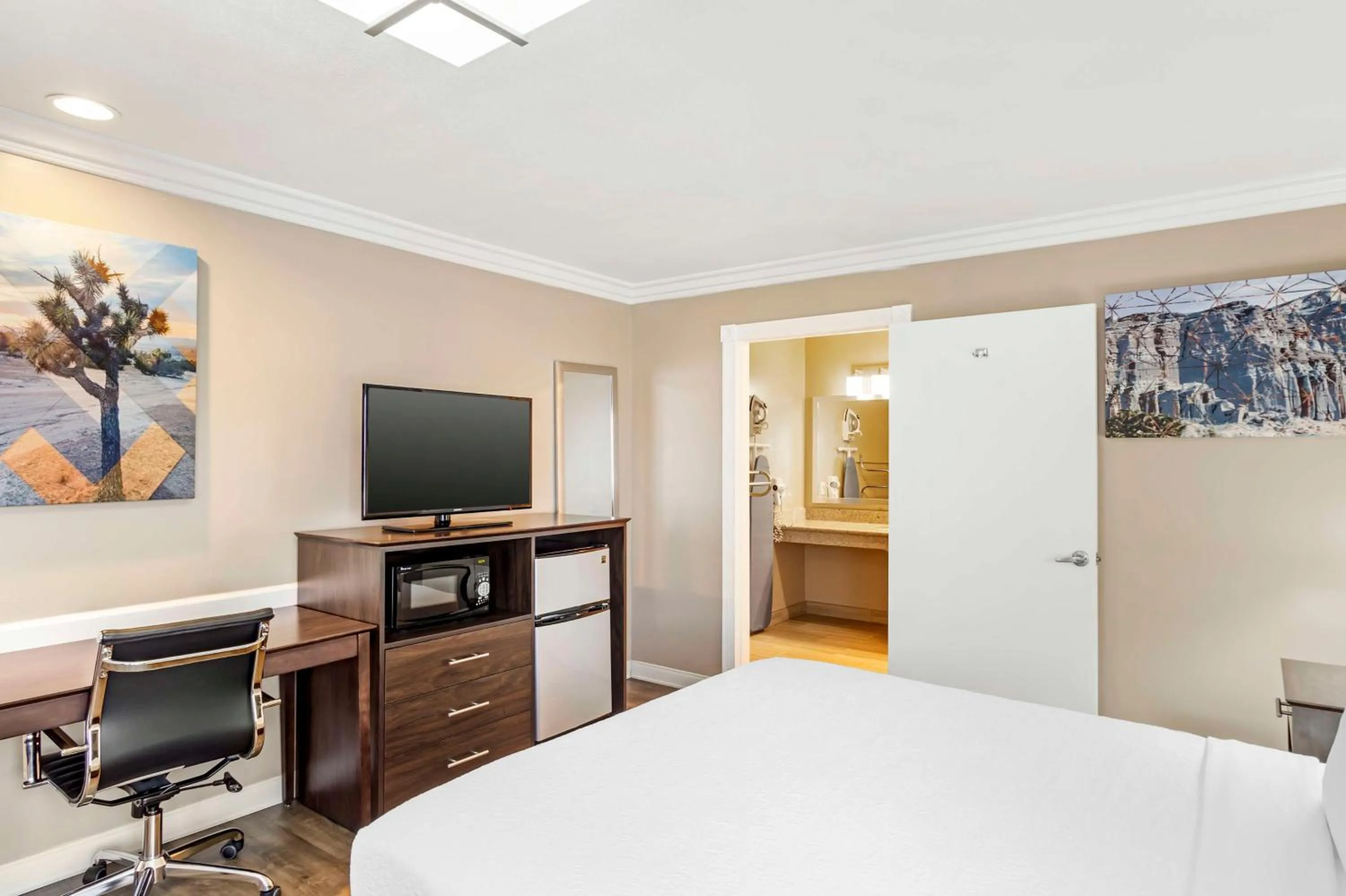 Bedroom, Bed in Best Western China Lake Inn