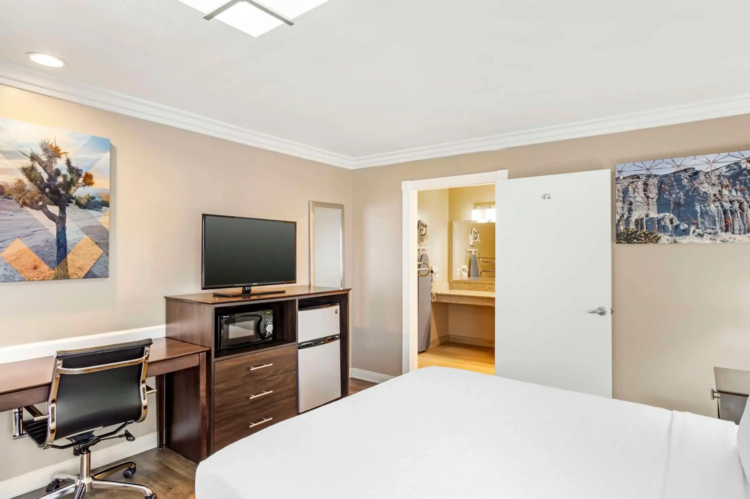 Bedroom, Bed in Best Western China Lake Inn Bedroom, Bed in Best Western China Lake Inn