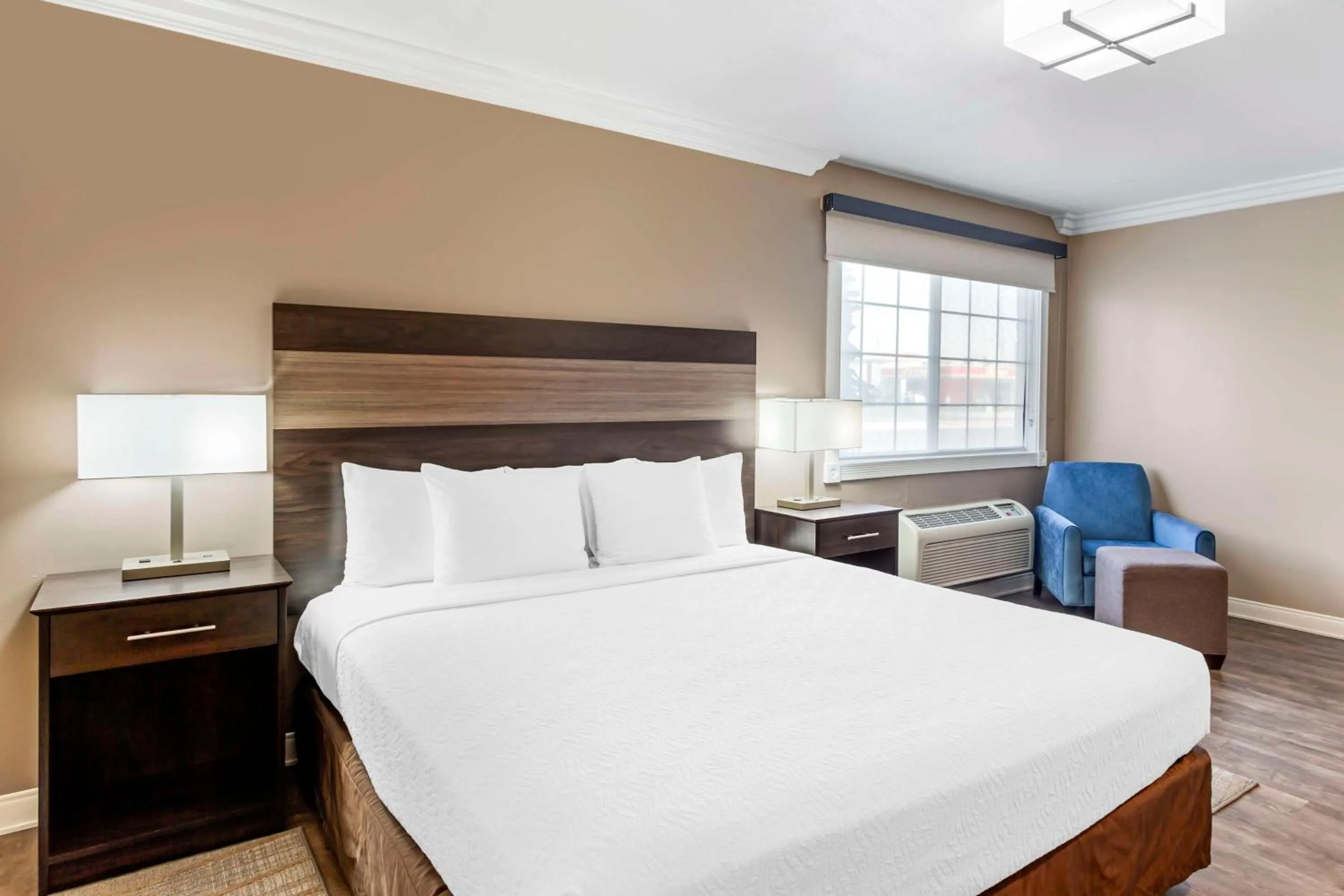 Bedroom, Bed in Best Western China Lake Inn