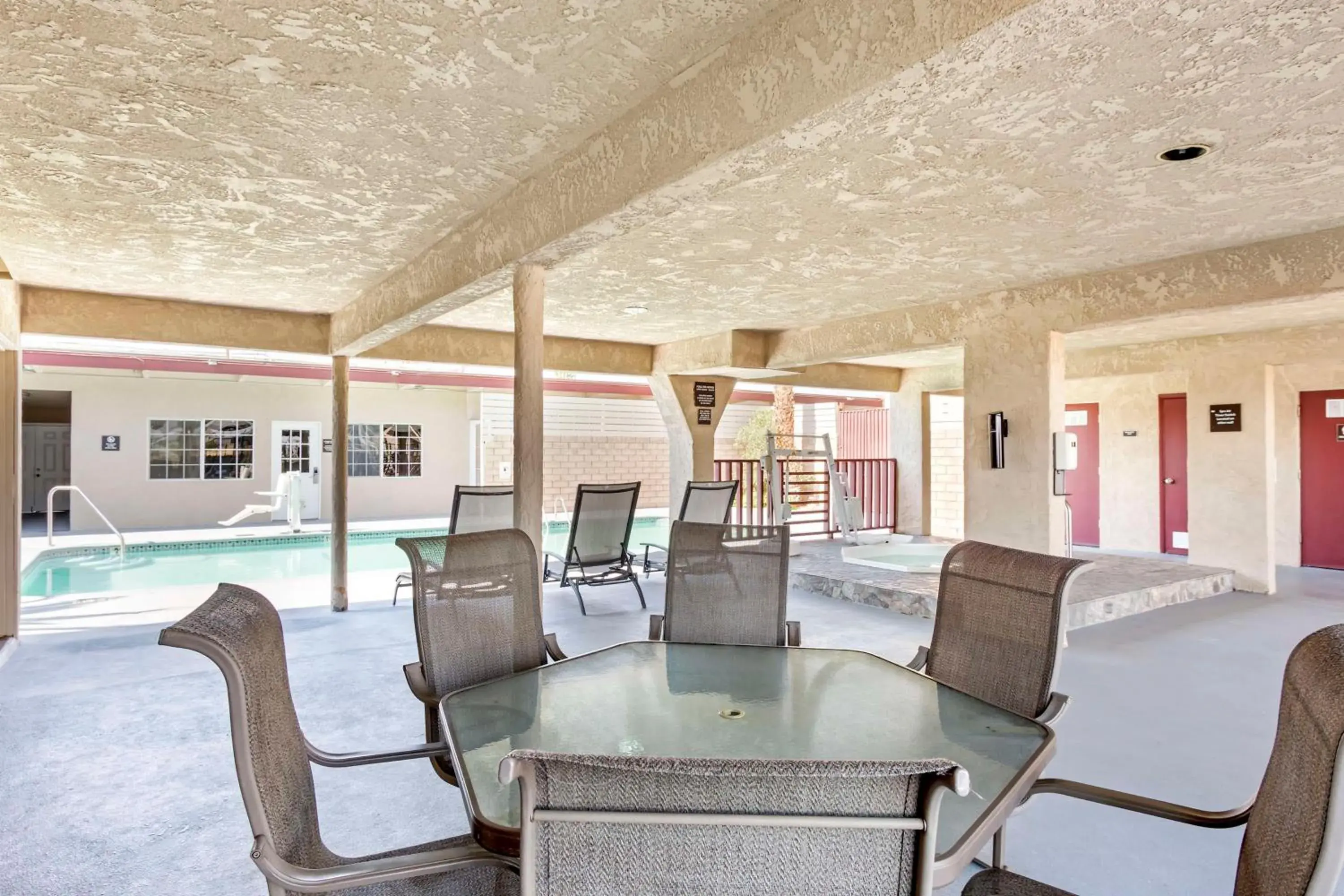 Pool view in Best Western China Lake Inn Pool view in Best Western China Lake Inn