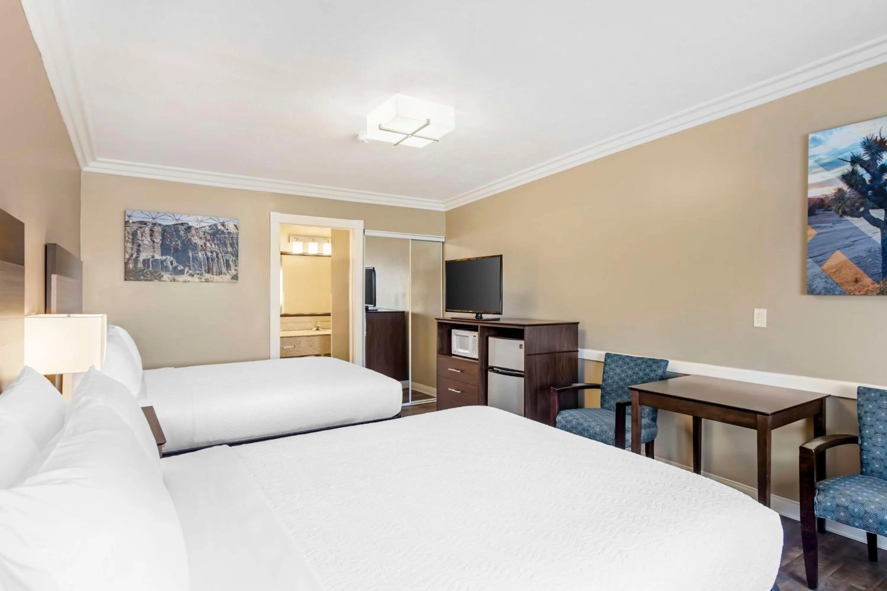 Bedroom, Bed in Best Western China Lake Inn