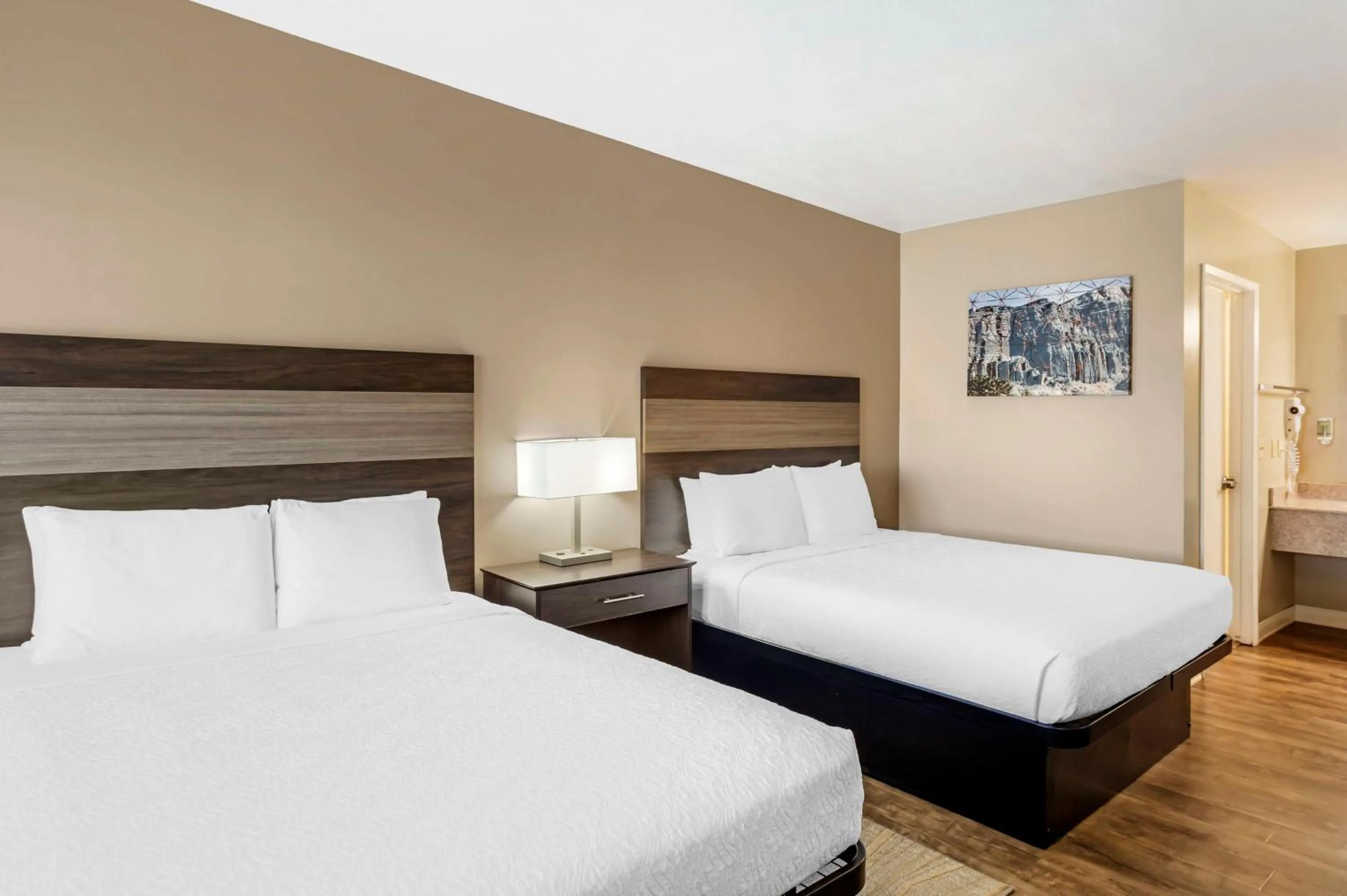 Bedroom, Bed in Best Western China Lake Inn