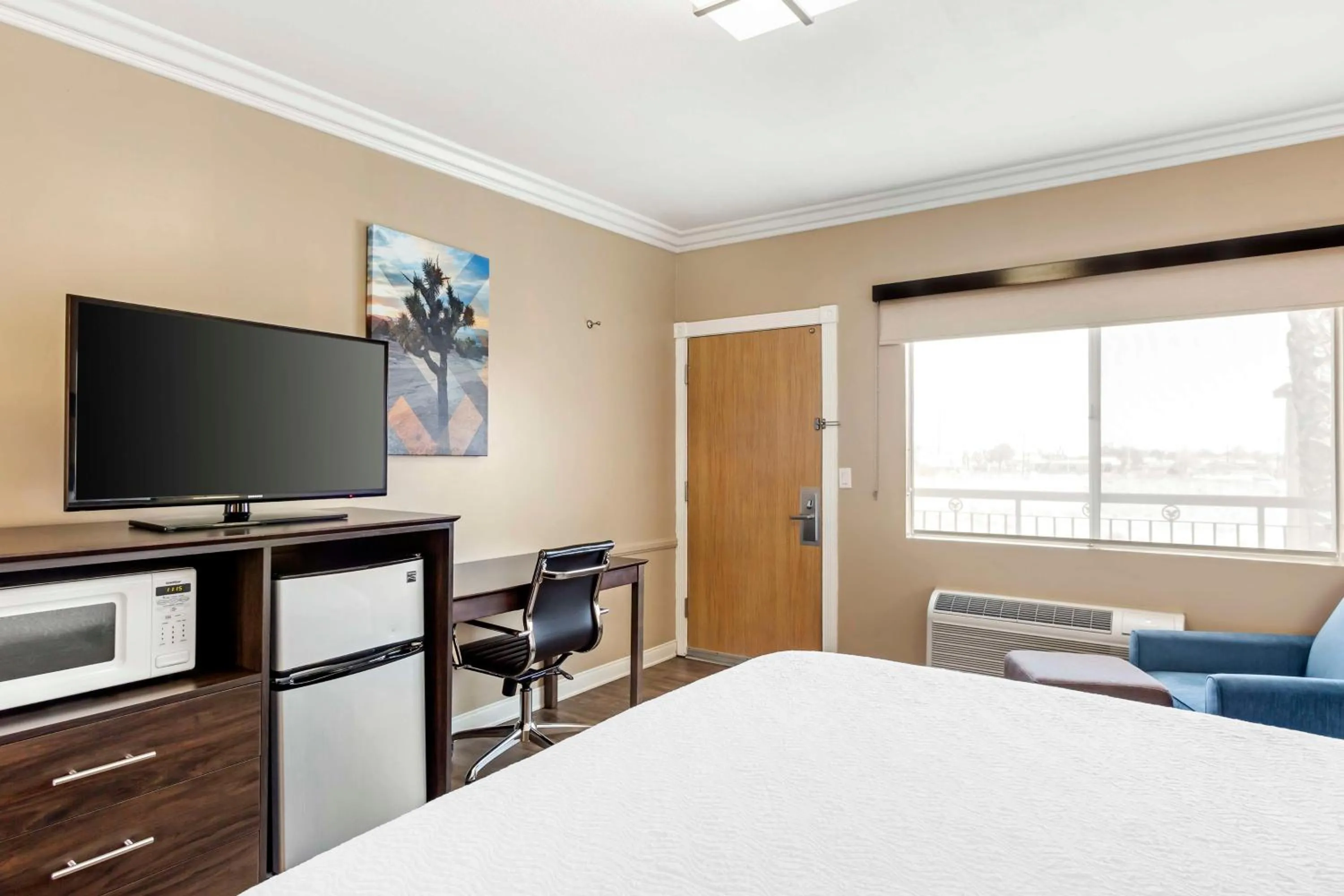 Bedroom, Bed in Best Western China Lake Inn