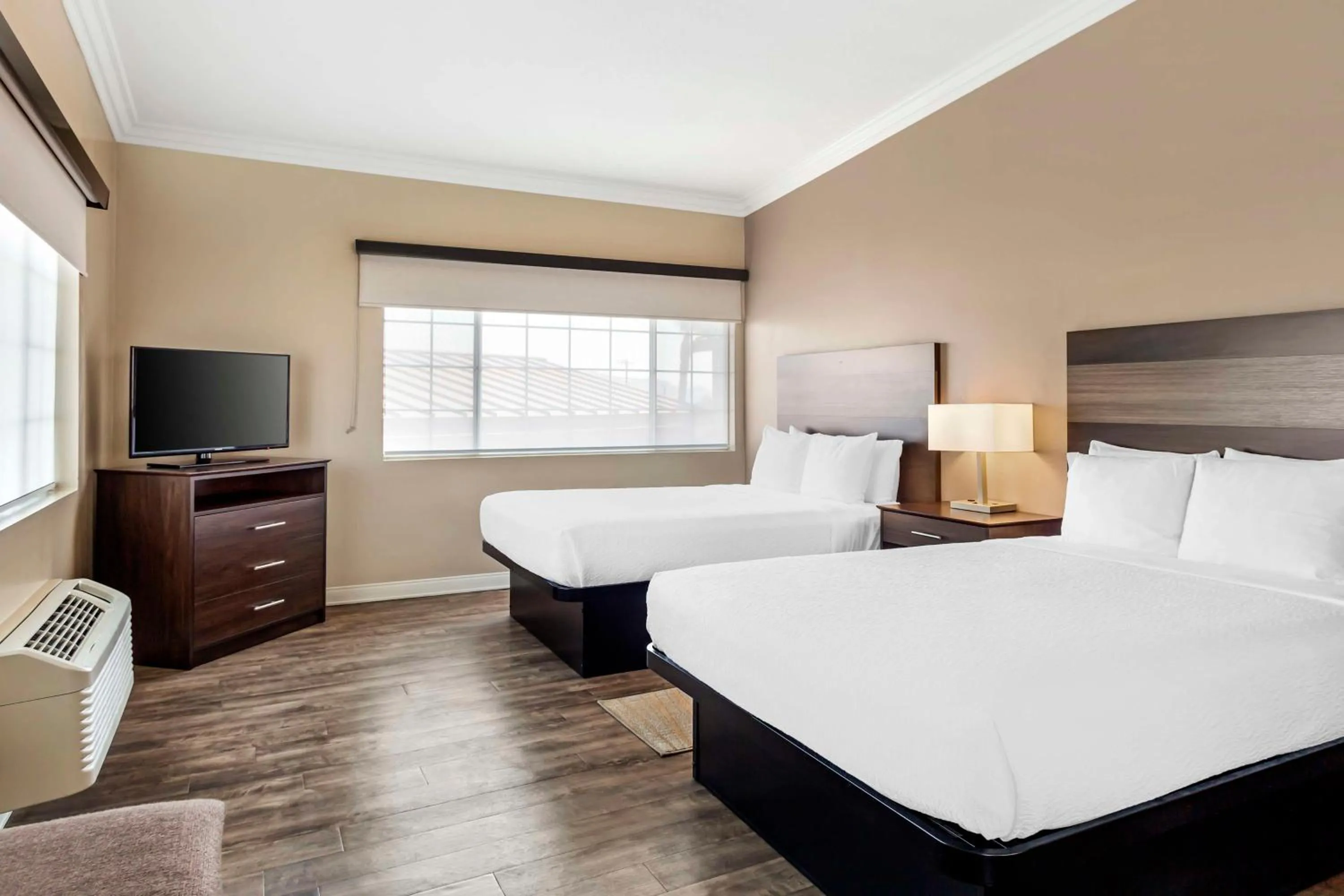 Bedroom, Bed in Best Western China Lake Inn