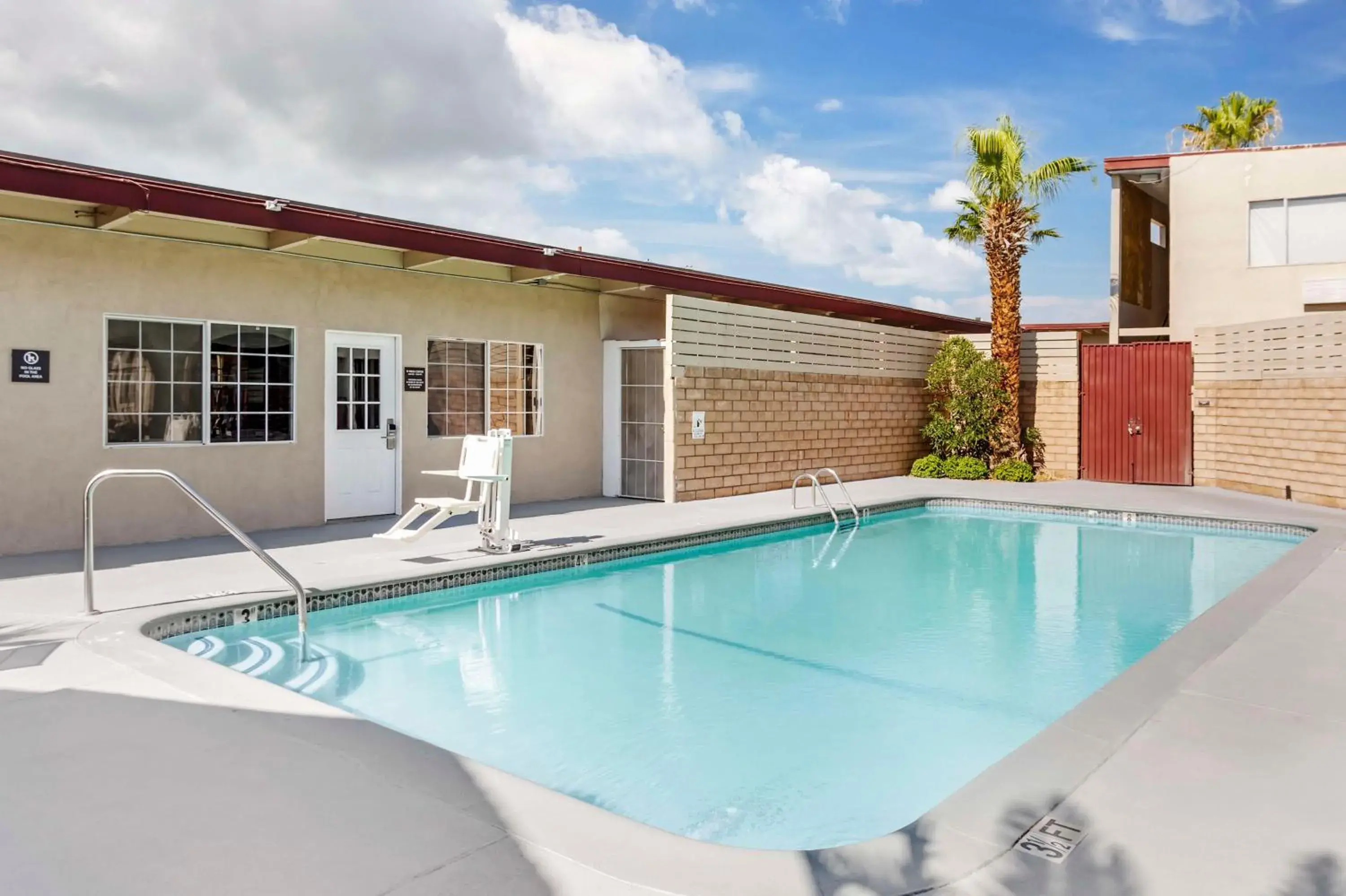 Pool view in Best Western China Lake Inn Pool view in Best Western China Lake Inn