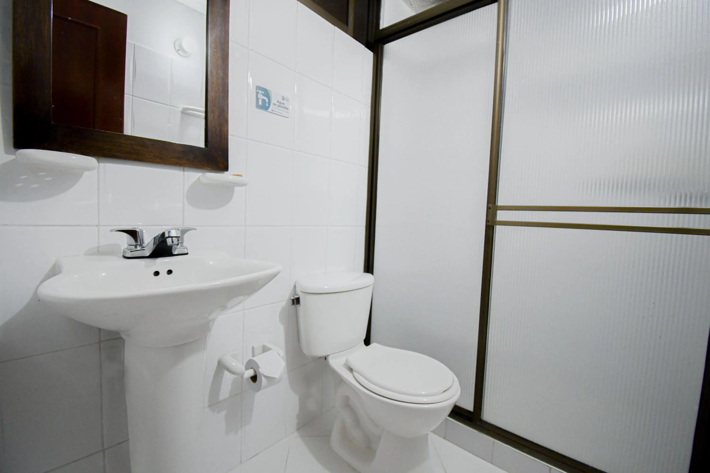 Toilet in Hotel Toledo Plaza