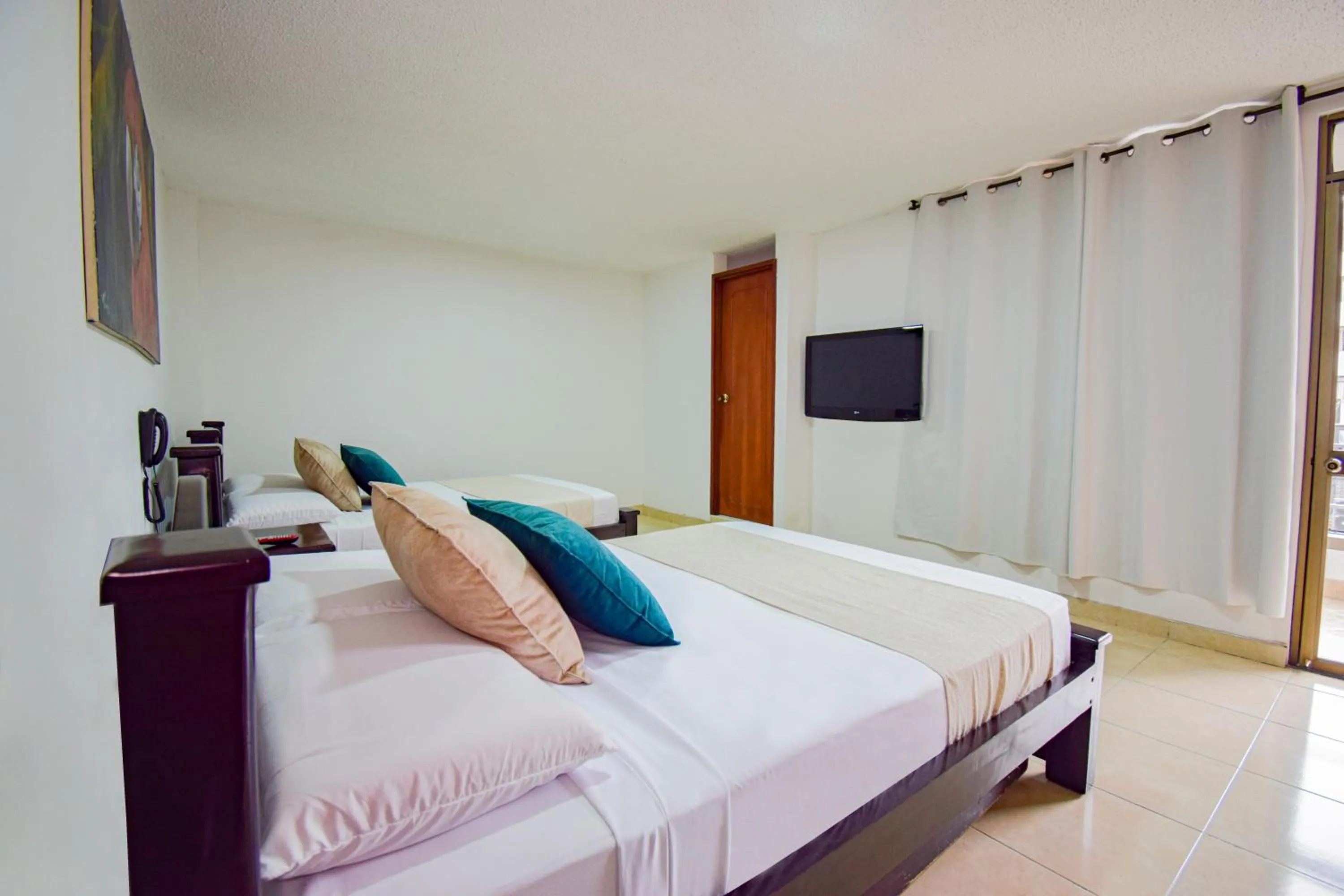 Bed in Hotel Toledo Plaza