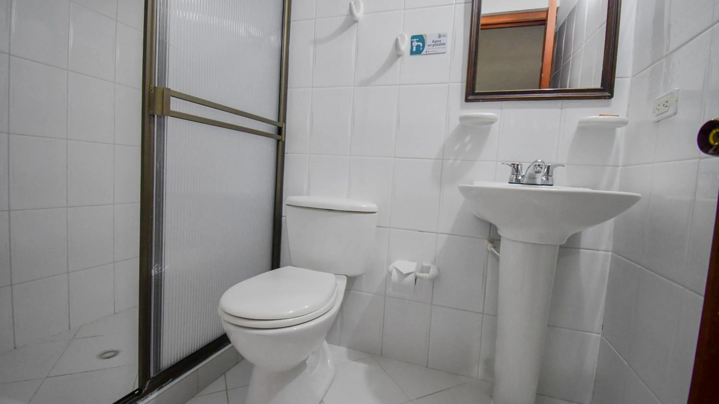 Shower in Hotel Toledo Plaza