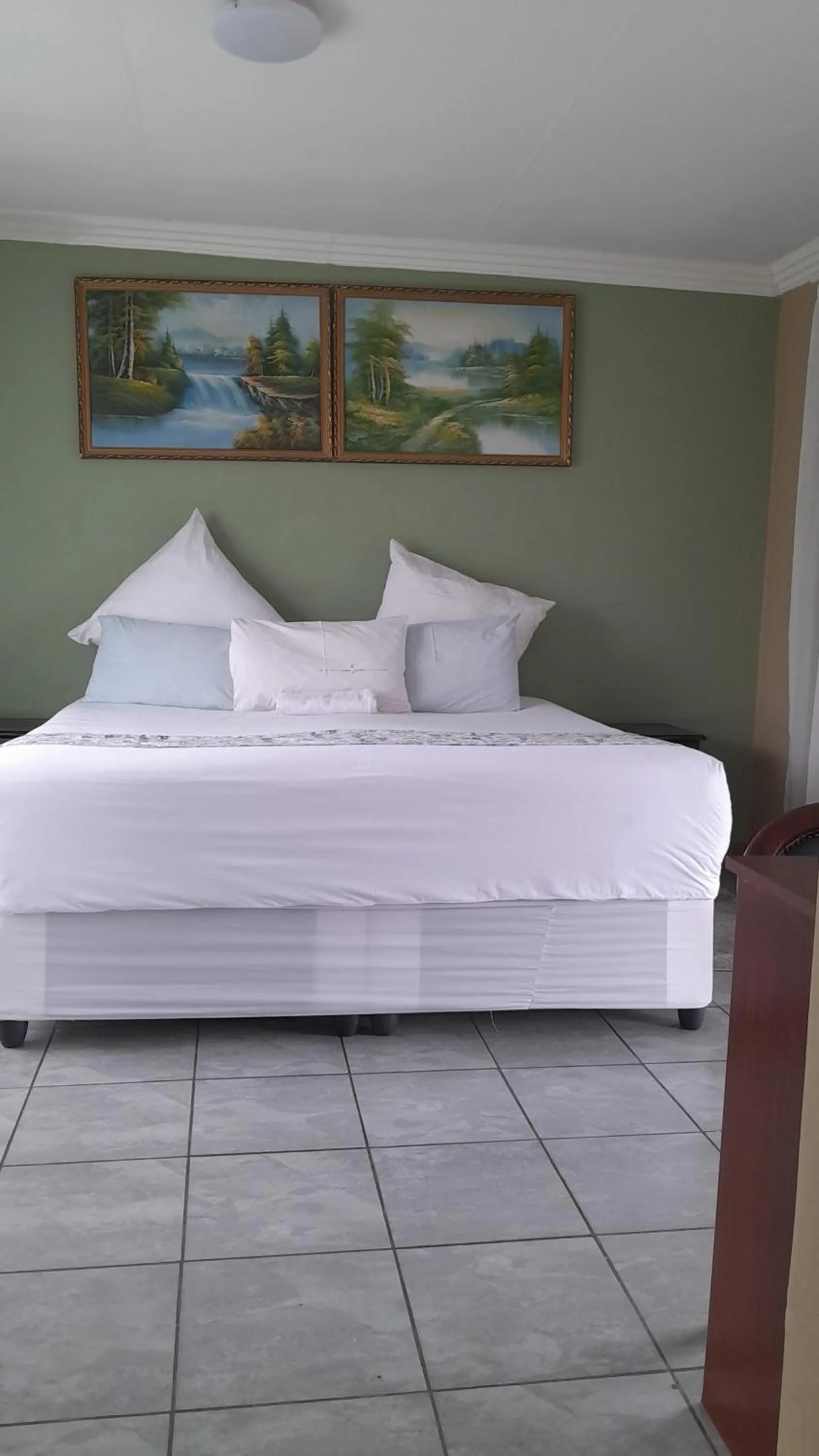 King Room with Balcony in Jubie's Guest Lodge