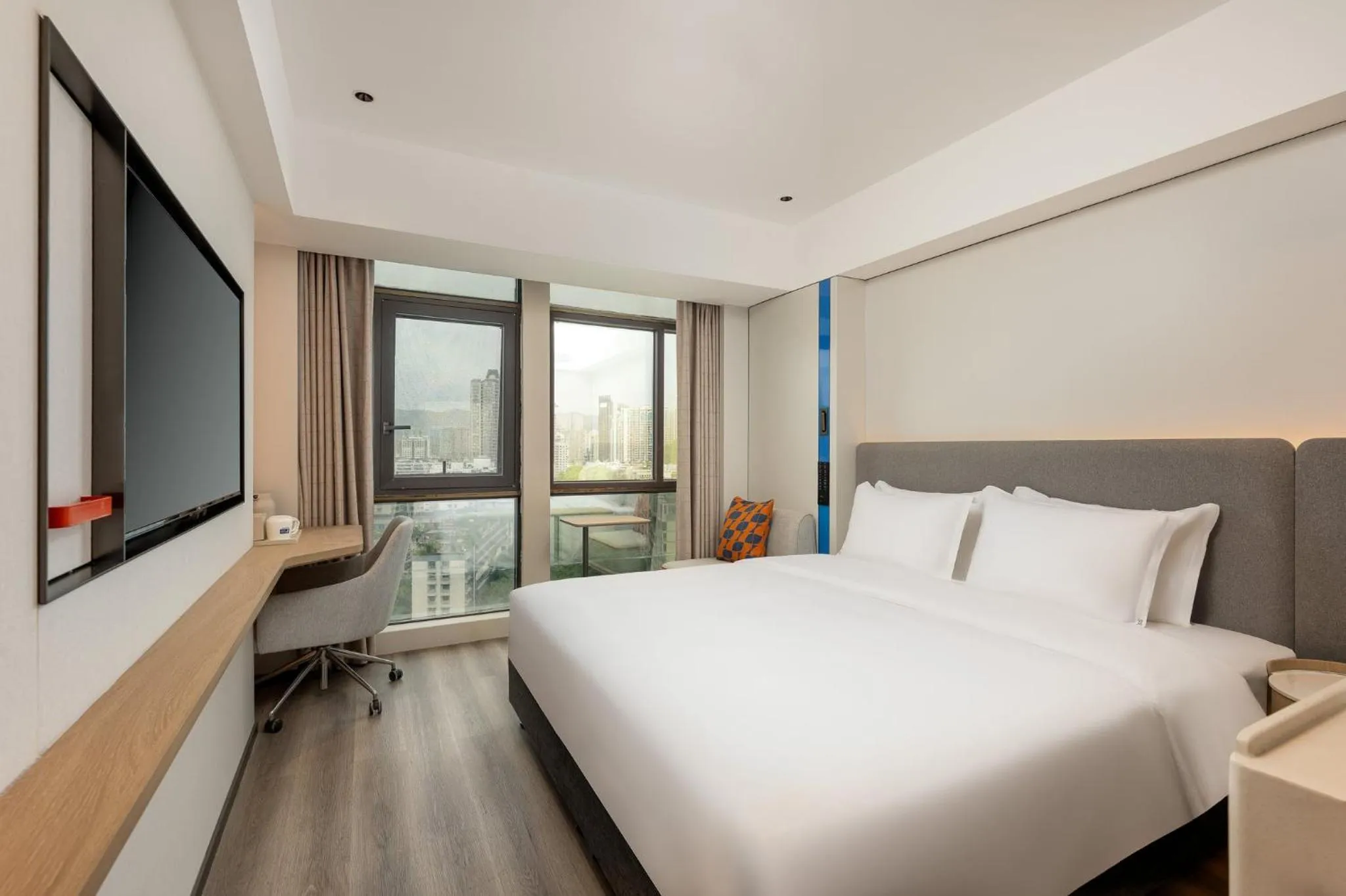 Photo of the whole room, Bed in Holiday Inn Express Guiyang Downtown by IHG