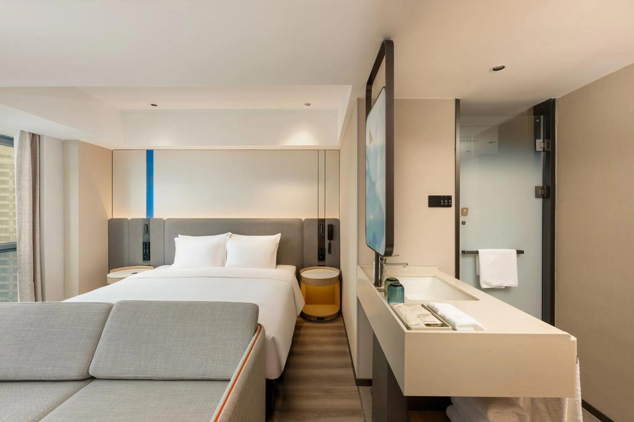 Photo of the whole room, Bed in Holiday Inn Express Guiyang Downtown by IHG