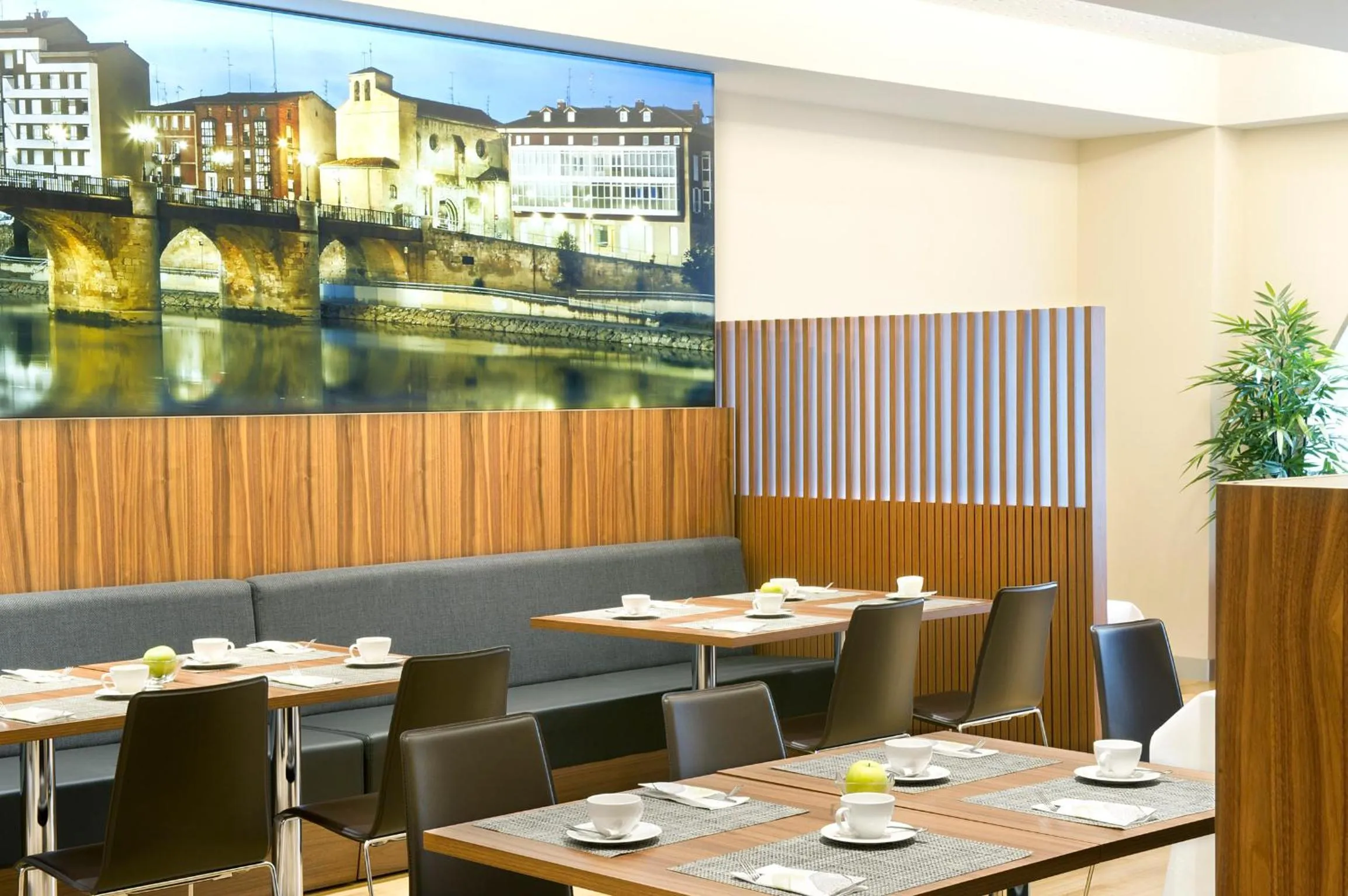 Restaurant/places to eat in Sercotel Ciudad de Miranda