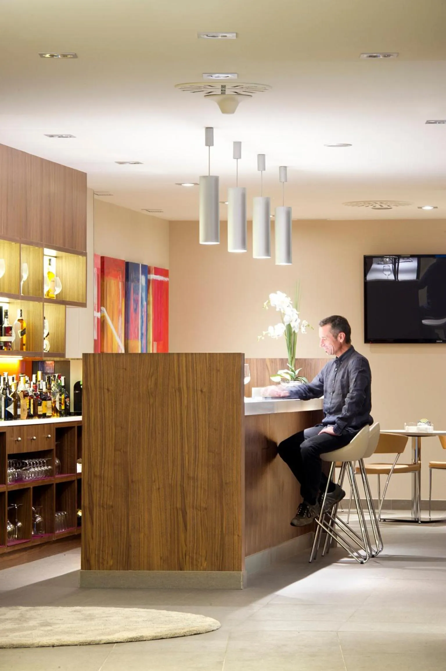 Lounge or bar in Sercotel Ciudad de Miranda