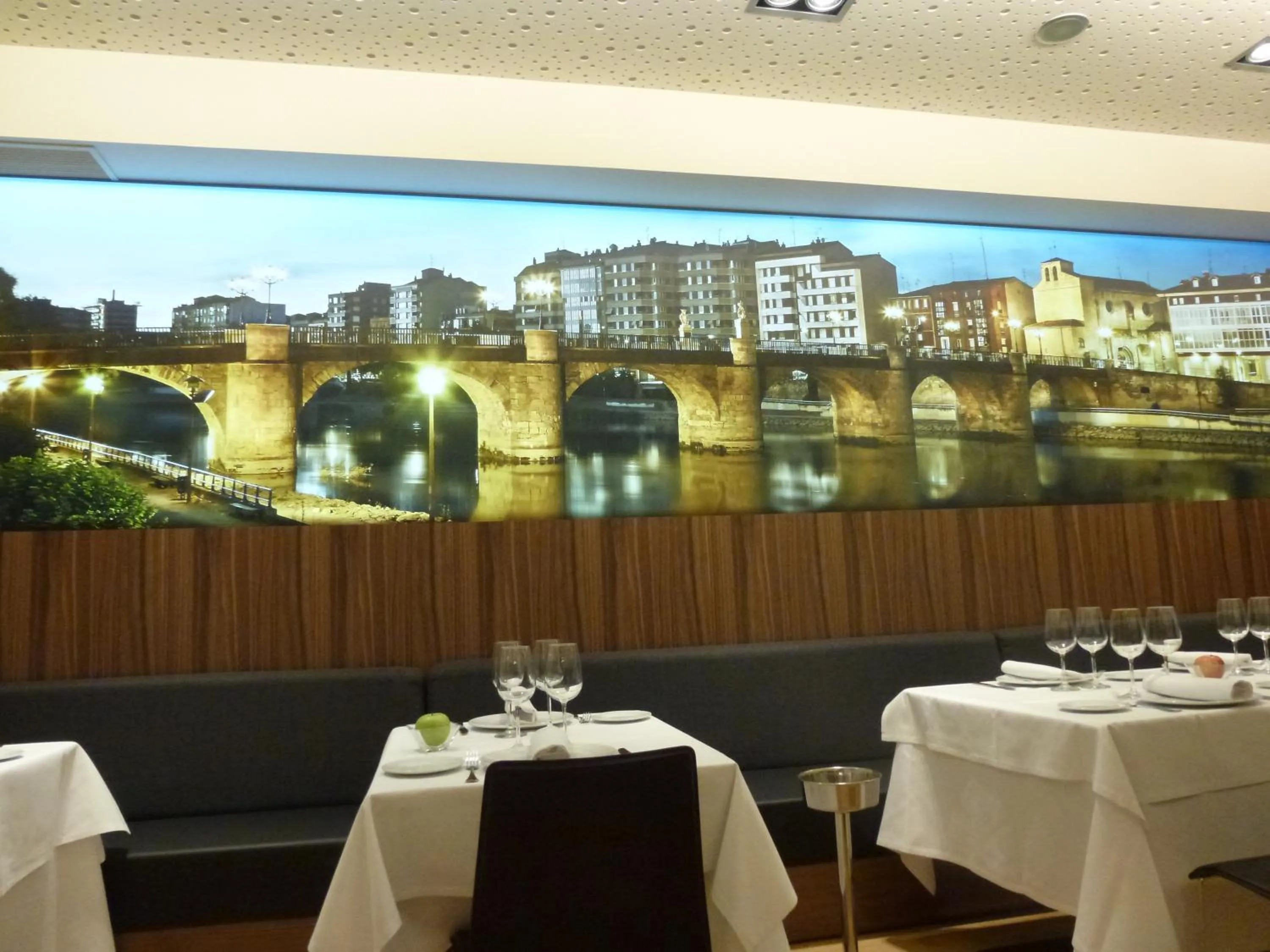 Restaurant/places to eat in Sercotel Ciudad de Miranda