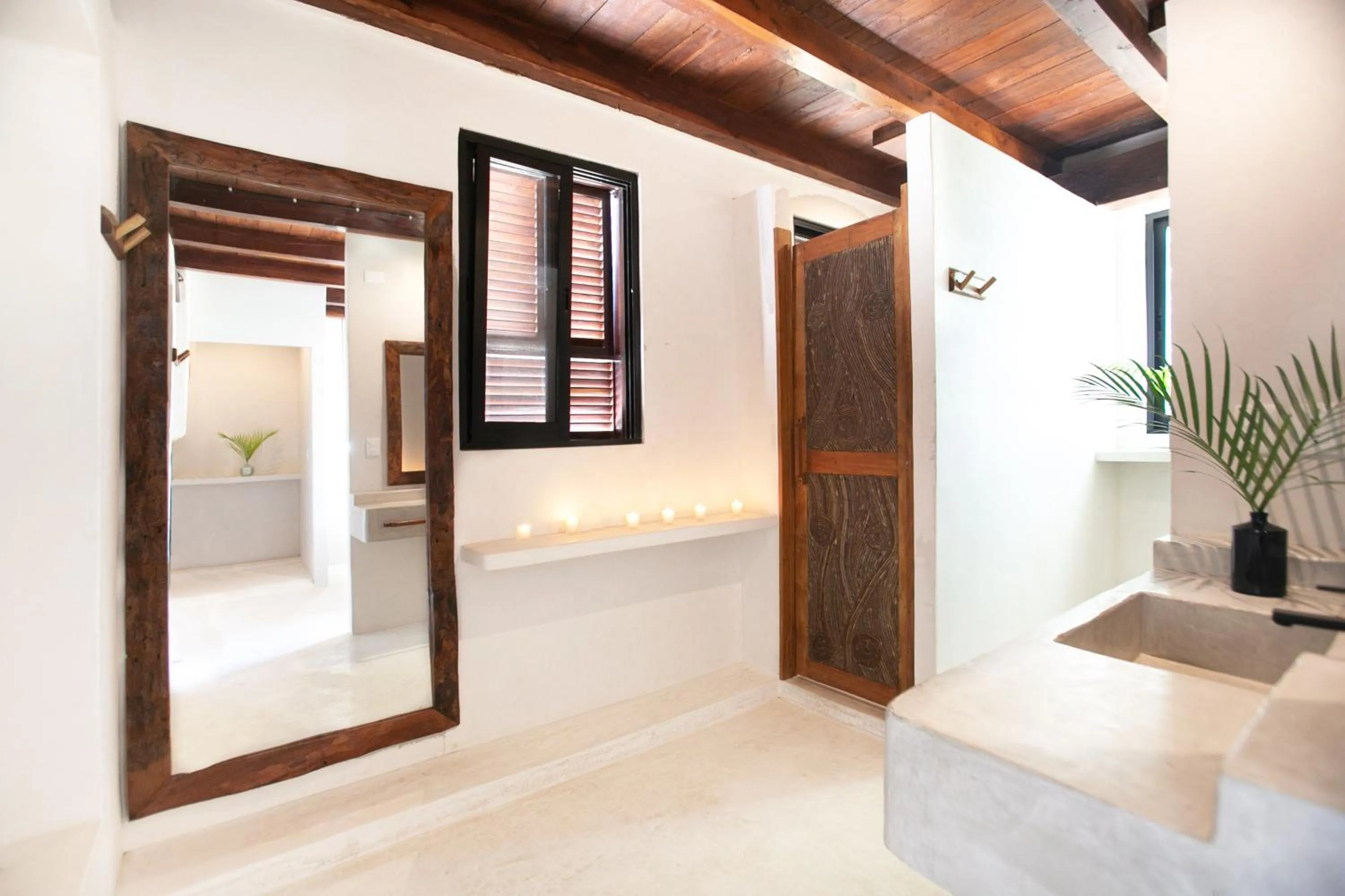 Bathroom, Bed in Mohave Jungle Rooms