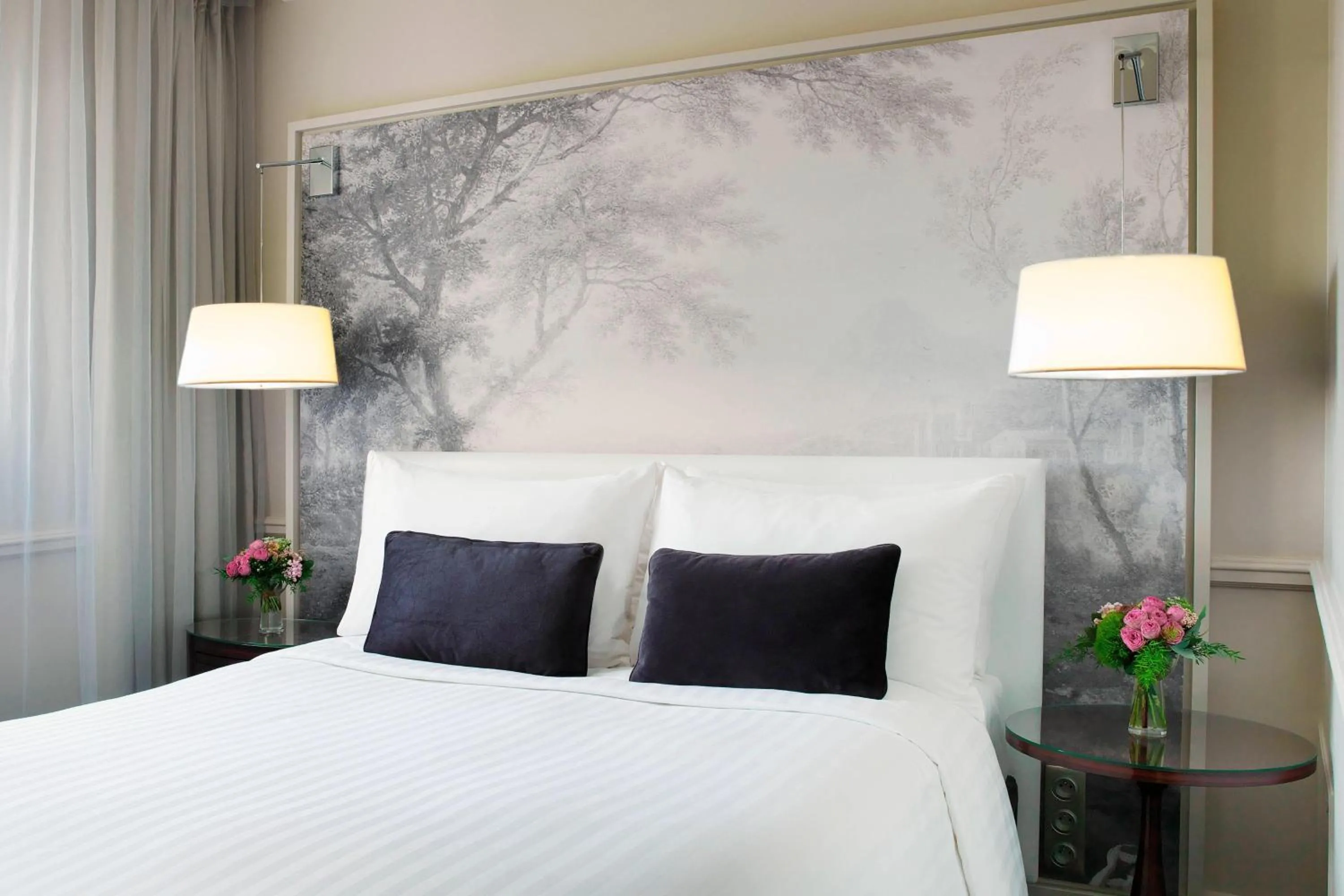 Photo of the whole room, Bed in Renaissance Paris Nobel Tour Eiffel Hotel