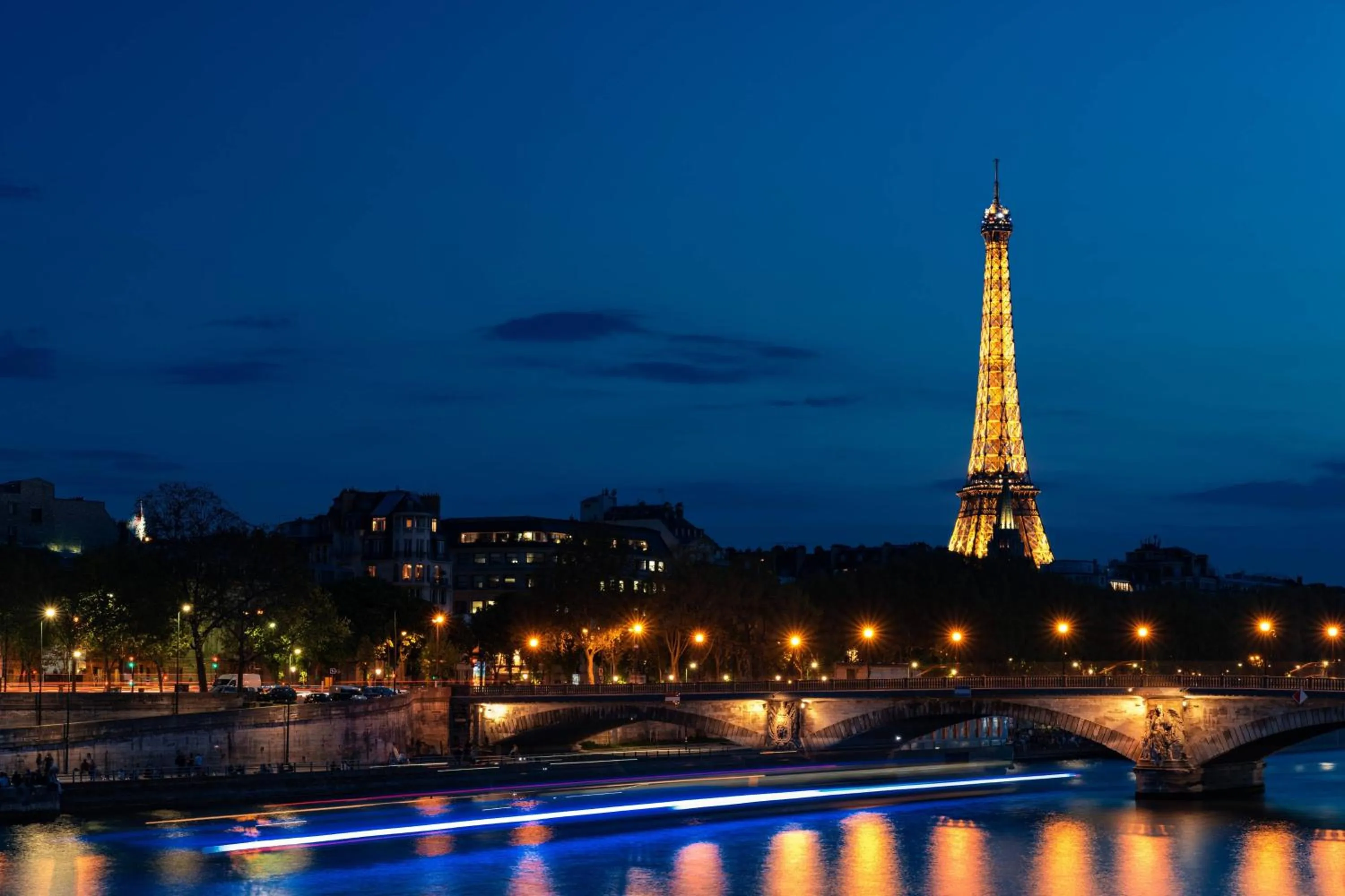 Photo of the whole room in Renaissance Paris Nobel Tour Eiffel Hotel