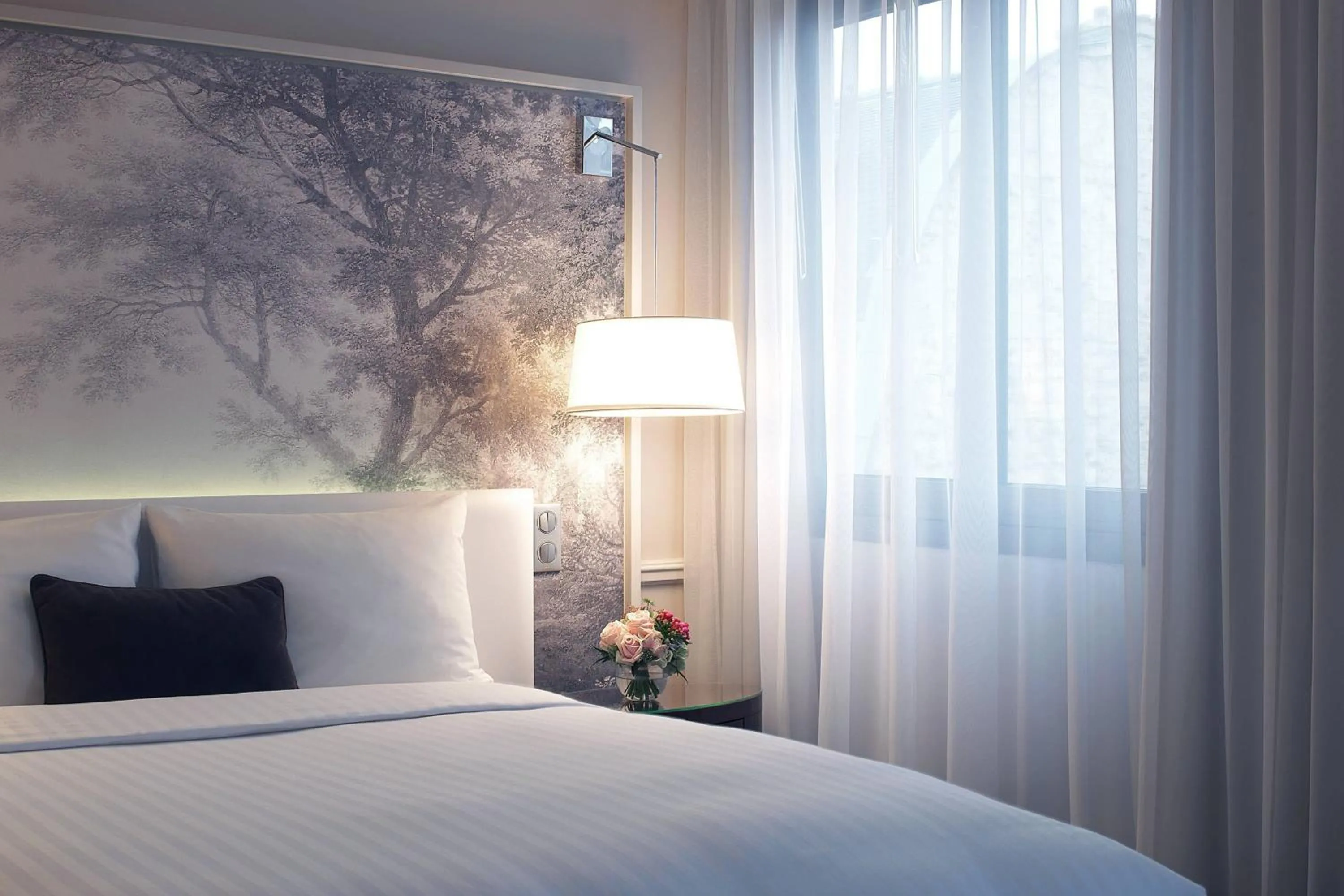 Photo of the whole room, Bed in Renaissance Paris Nobel Tour Eiffel Hotel