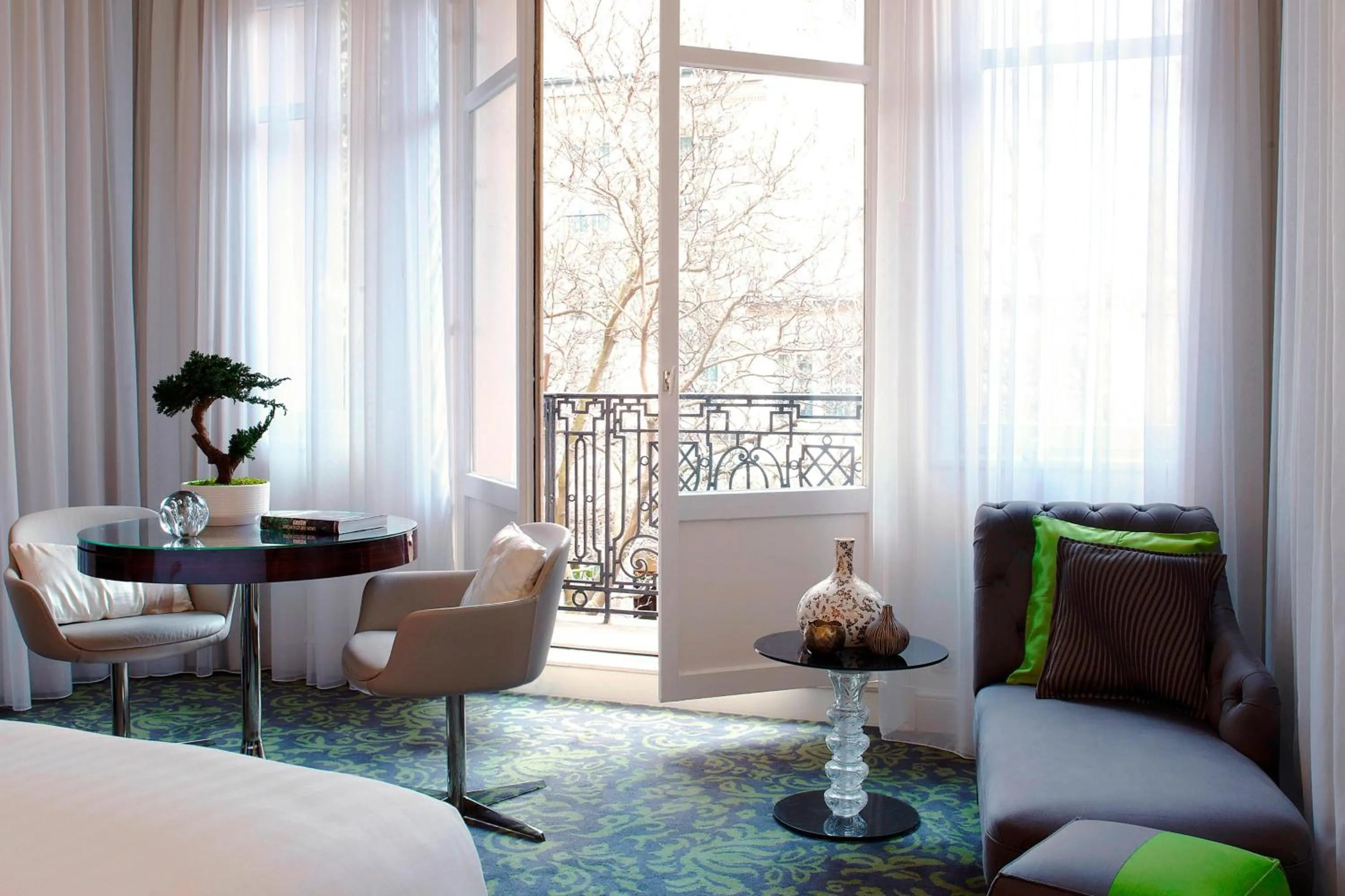 Photo of the whole room, Bed in Renaissance Paris Nobel Tour Eiffel Hotel