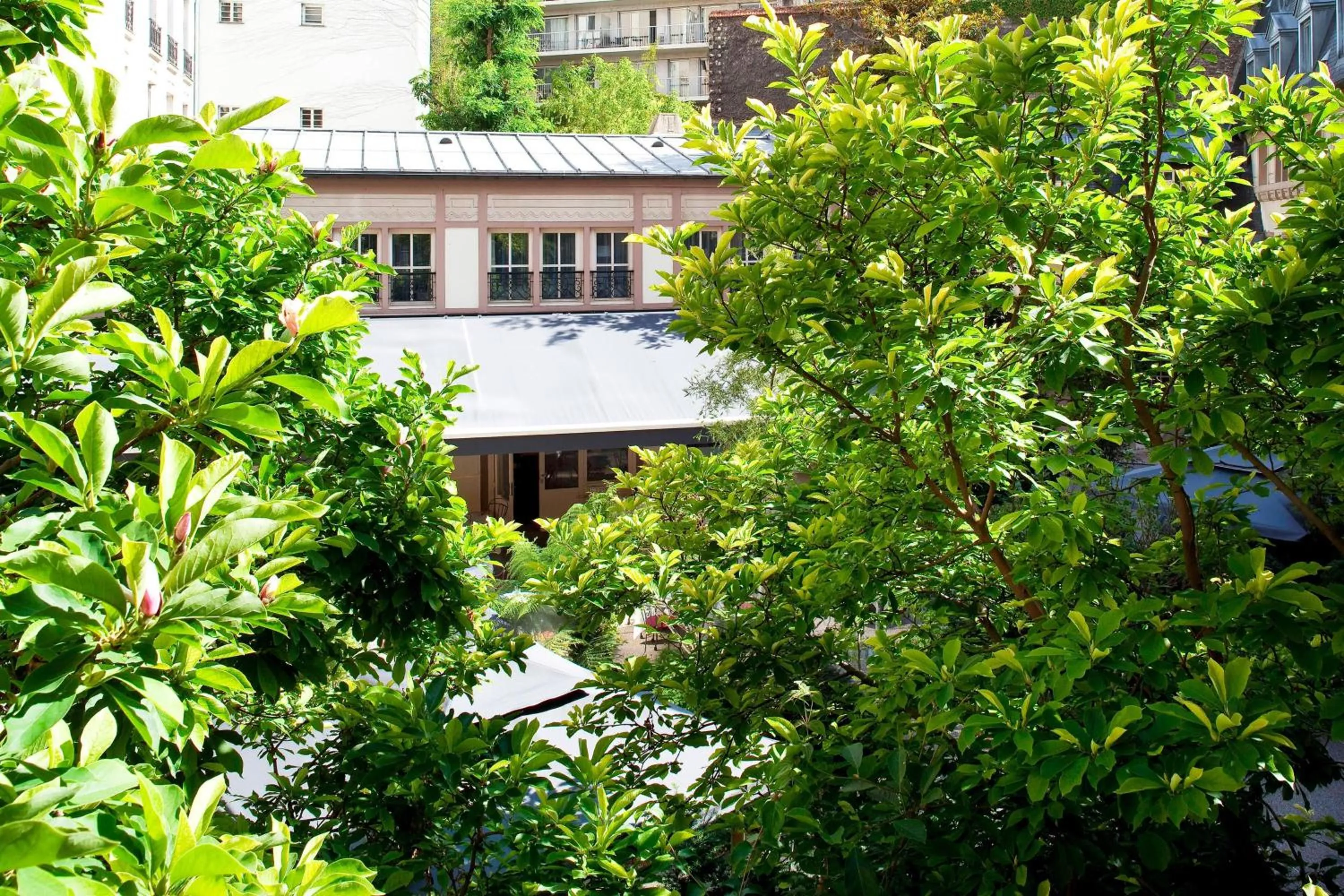 Photo of the whole room in Renaissance Paris Nobel Tour Eiffel Hotel