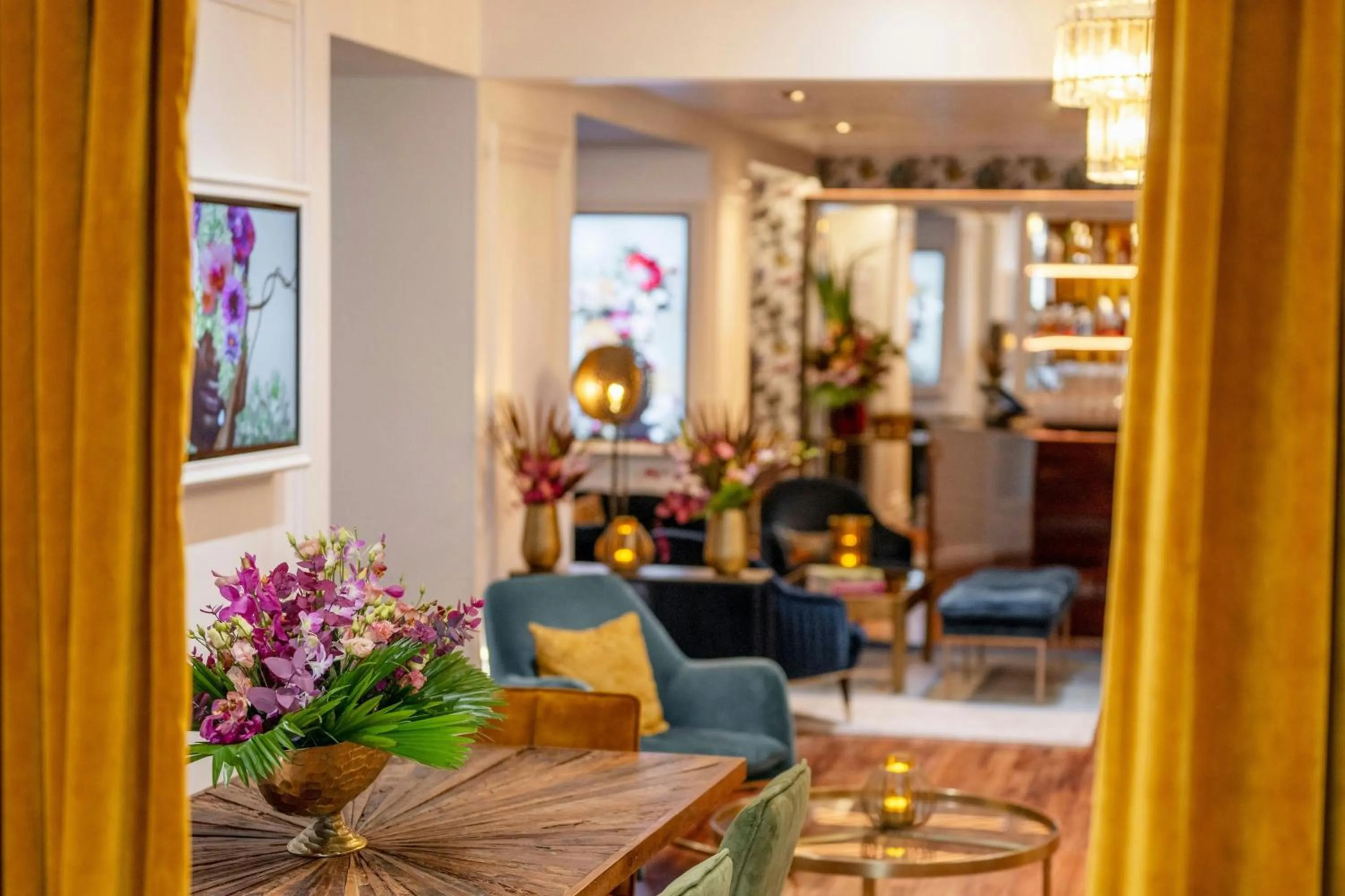 Lounge or bar in Renaissance Paris Nobel Tour Eiffel Hotel