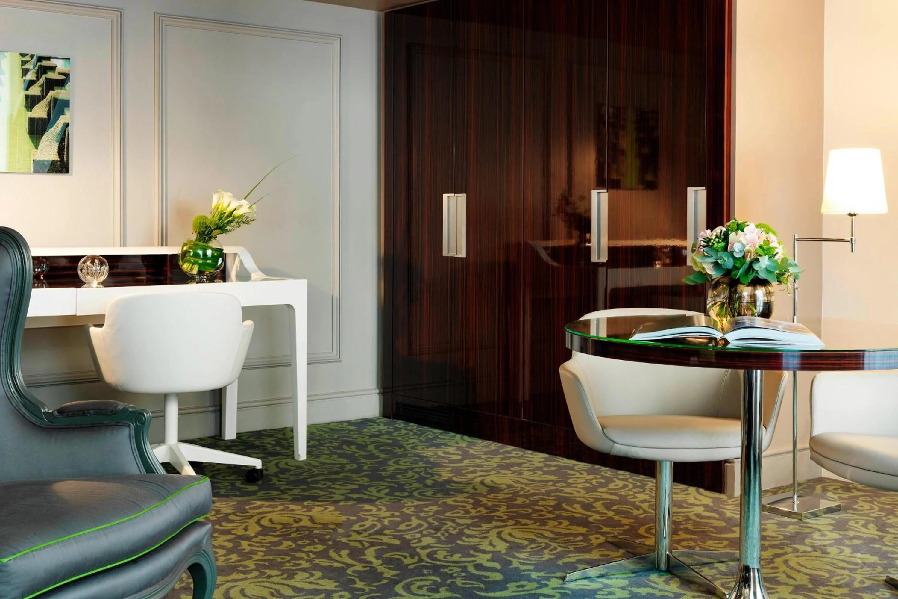 Photo of the whole room in Renaissance Paris Nobel Tour Eiffel Hotel