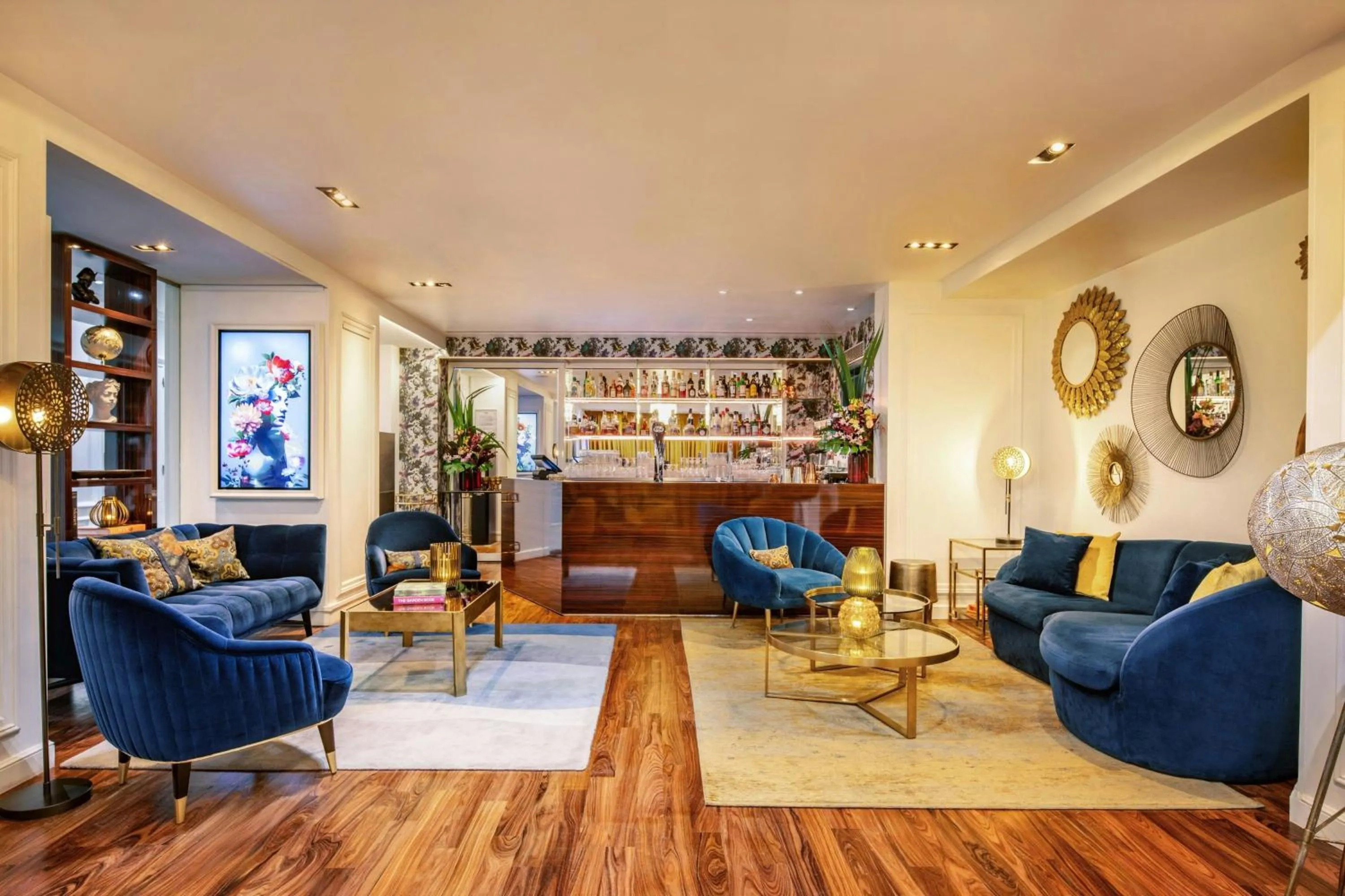 Lounge or bar in Renaissance Paris Nobel Tour Eiffel Hotel