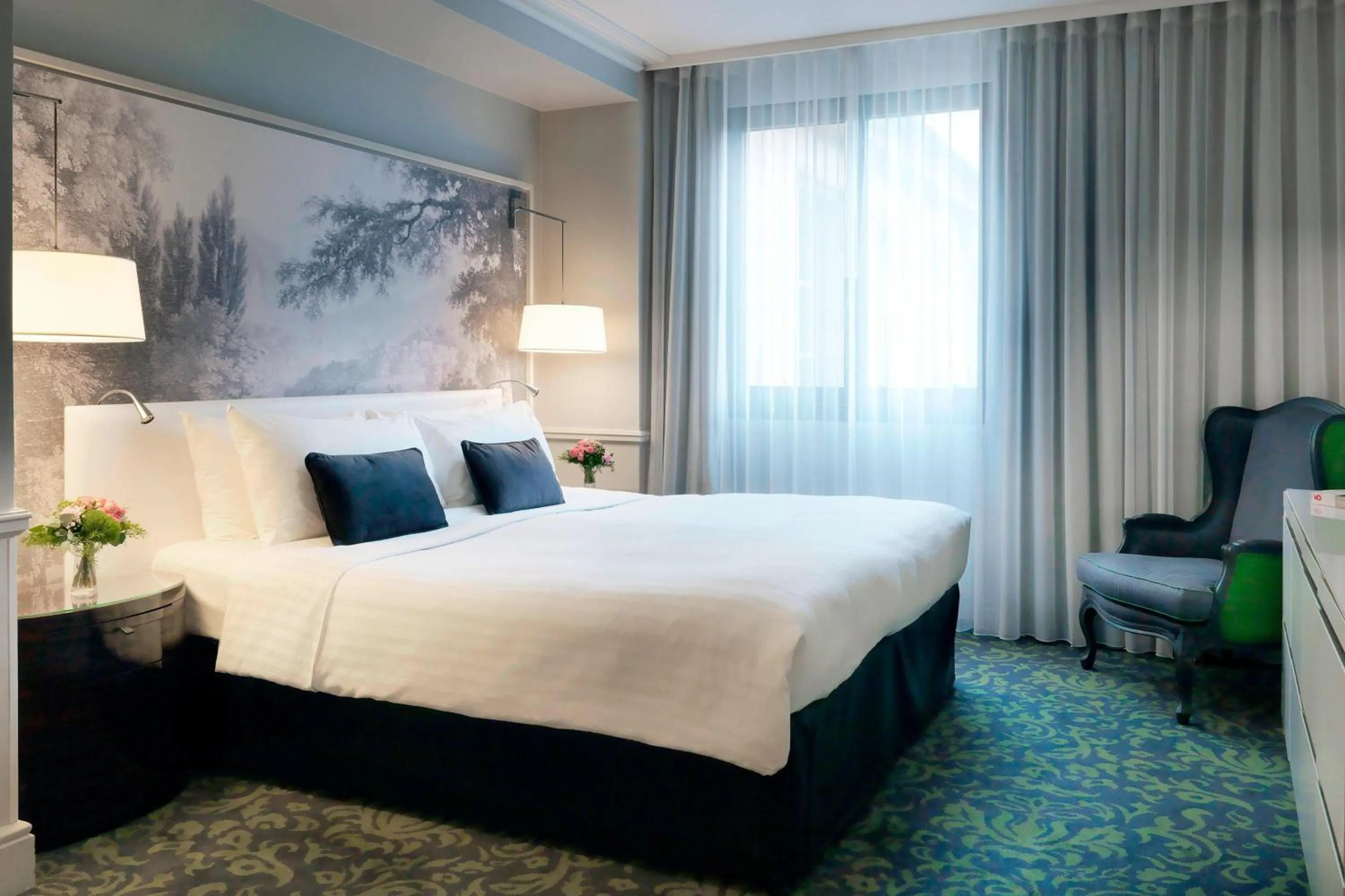 Photo of the whole room, Bed in Renaissance Paris Nobel Tour Eiffel Hotel