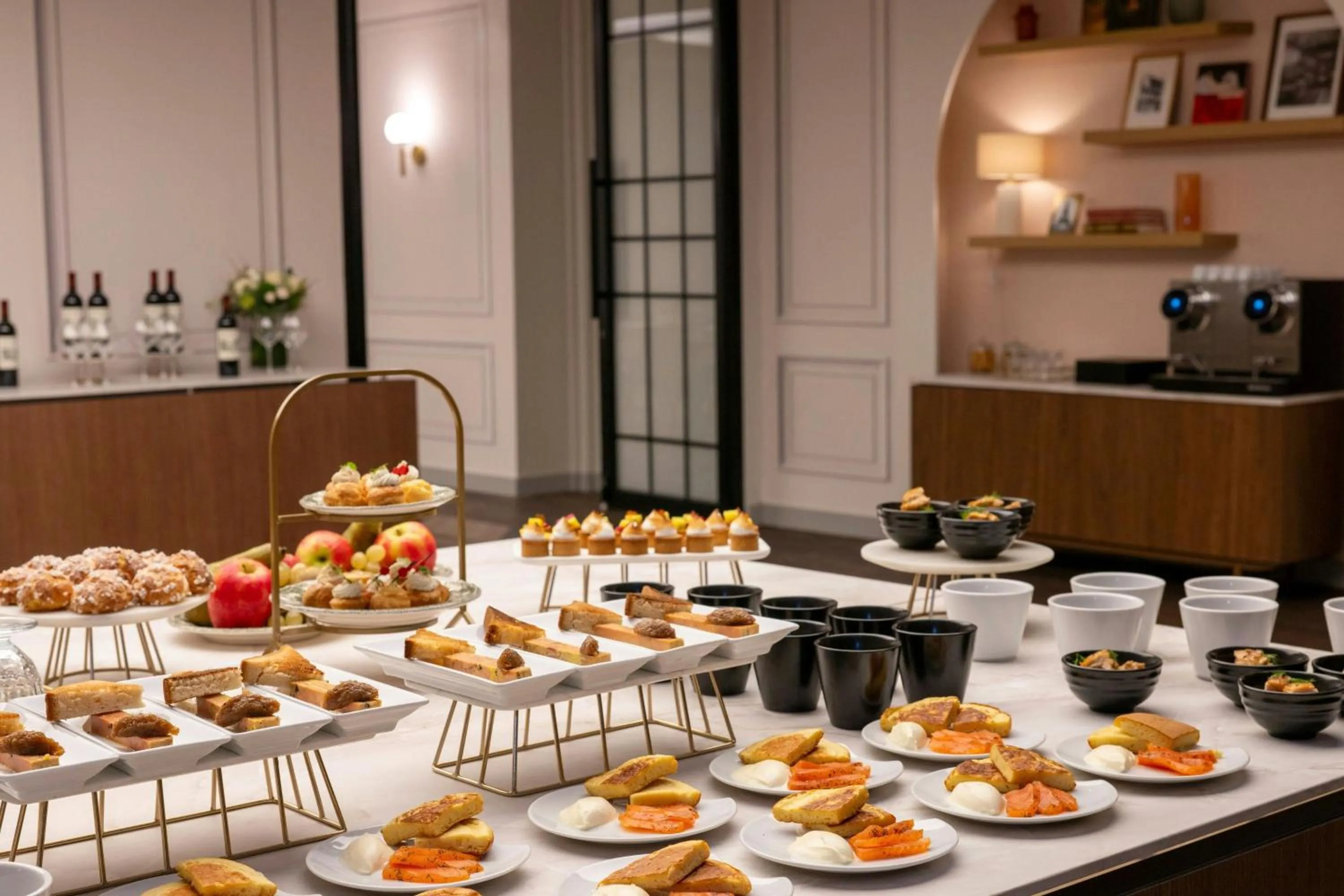 Lounge or bar in Renaissance Paris Nobel Tour Eiffel Hotel