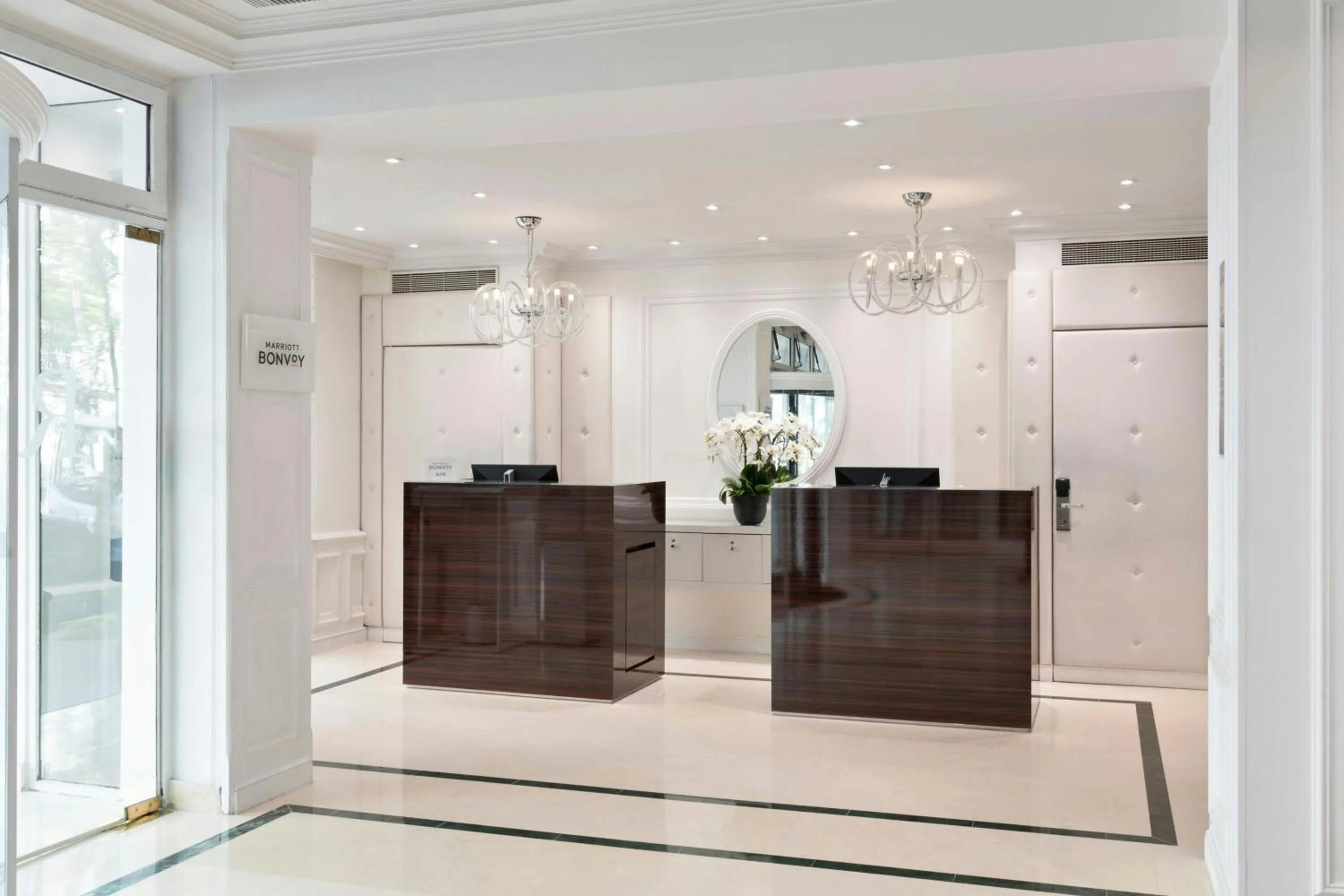 Lobby or reception in Renaissance Paris Nobel Tour Eiffel Hotel
