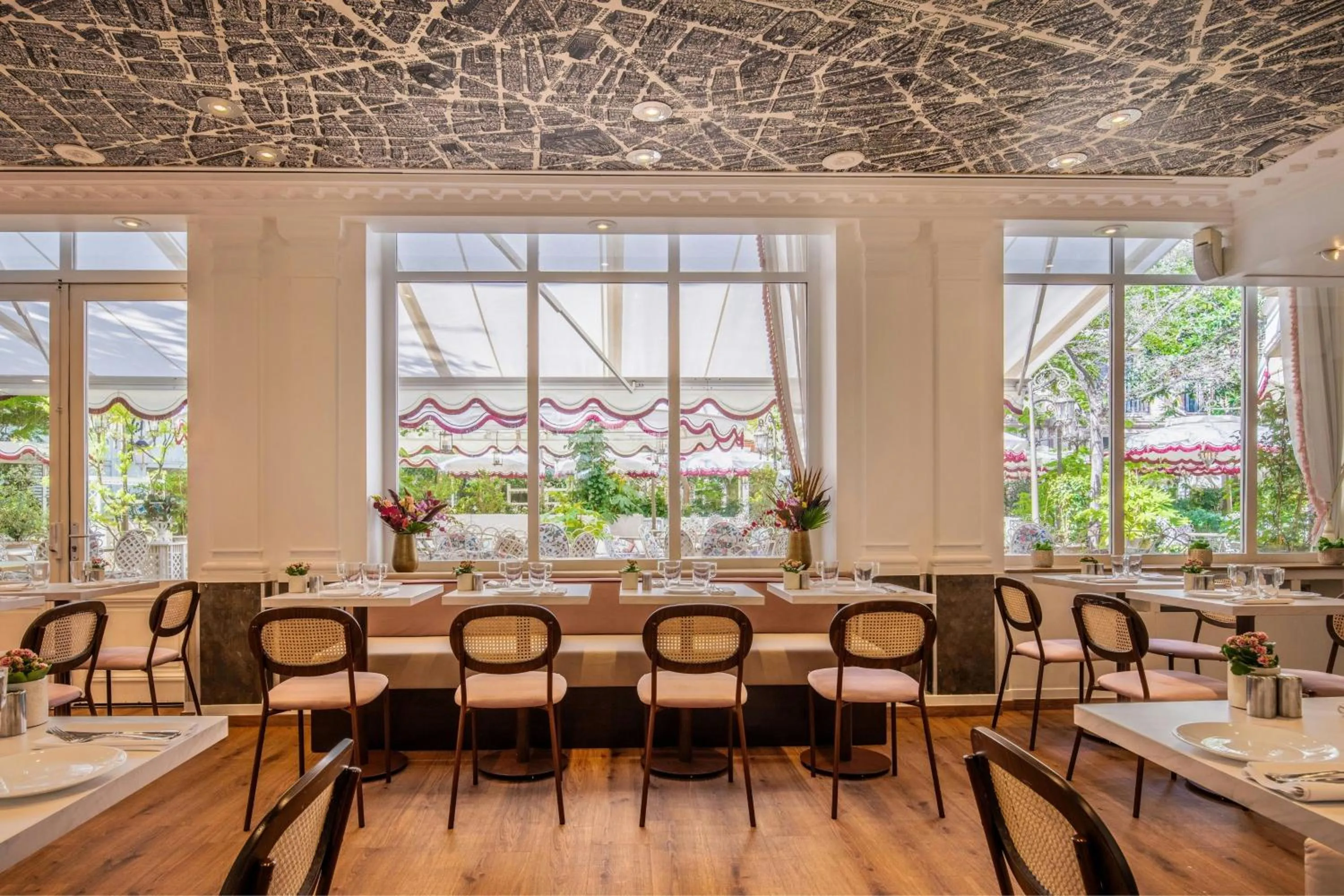 Restaurant/places to eat in Renaissance Paris Nobel Tour Eiffel Hotel