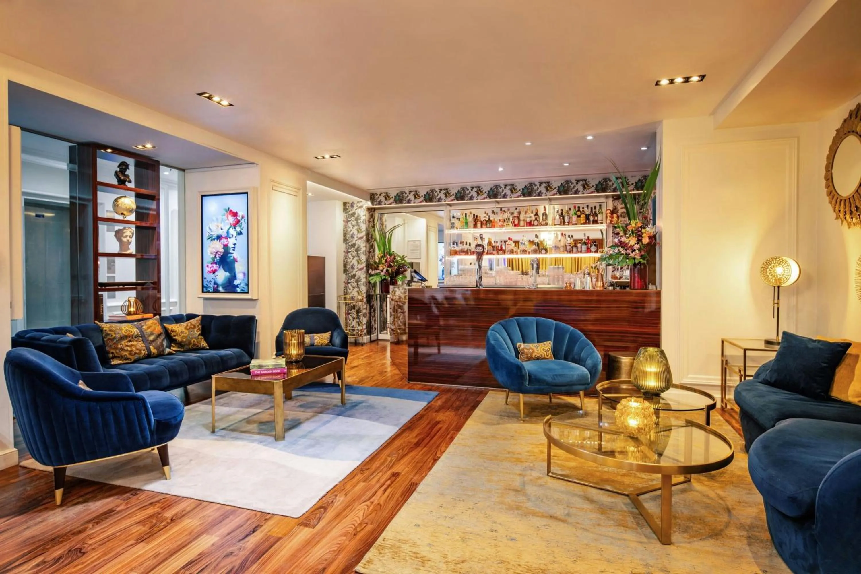 Lounge or bar in Renaissance Paris Nobel Tour Eiffel Hotel