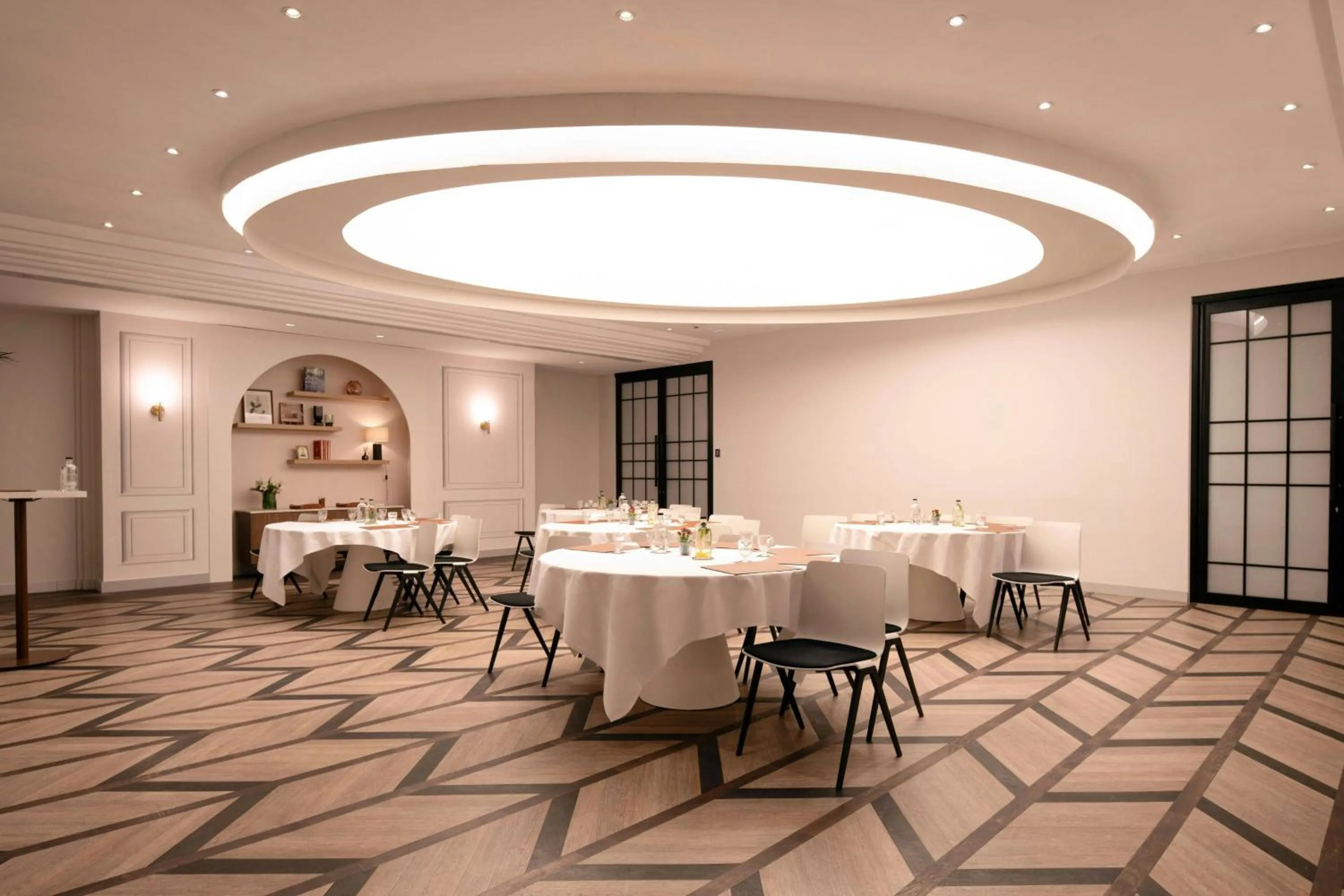 Lounge or bar in Renaissance Paris Nobel Tour Eiffel Hotel