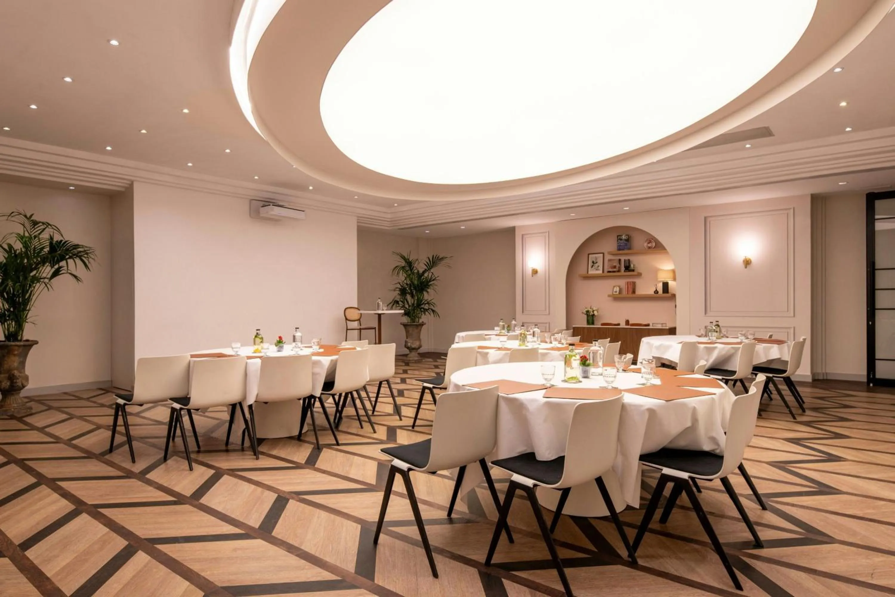 Lounge or bar in Renaissance Paris Nobel Tour Eiffel Hotel