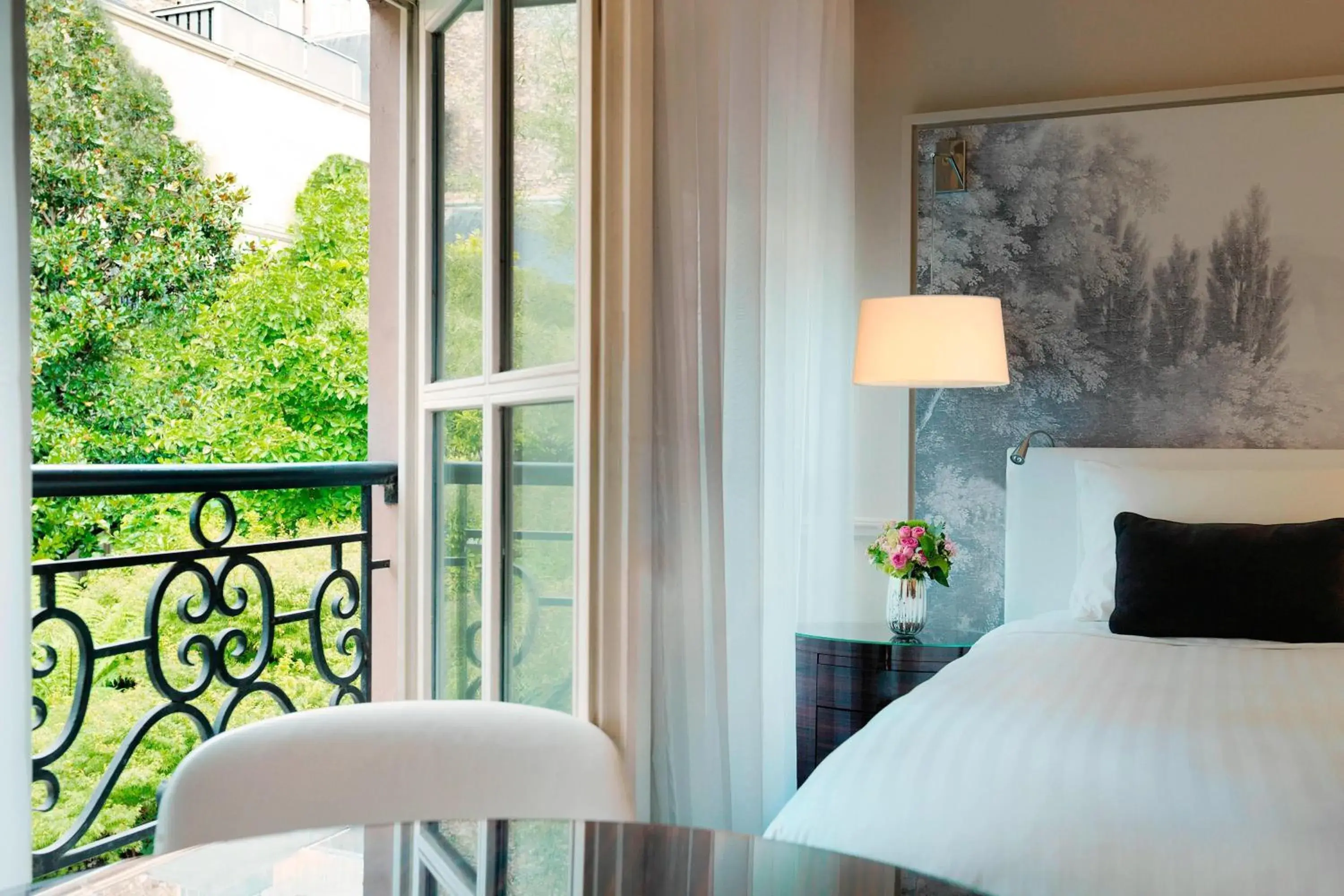 Deluxe King Room with Garden View in Renaissance Paris Nobel Tour Eiffel Hotel Deluxe King Room with Garden View in Renaissance Paris Nobel Tour Eiffel Hotel