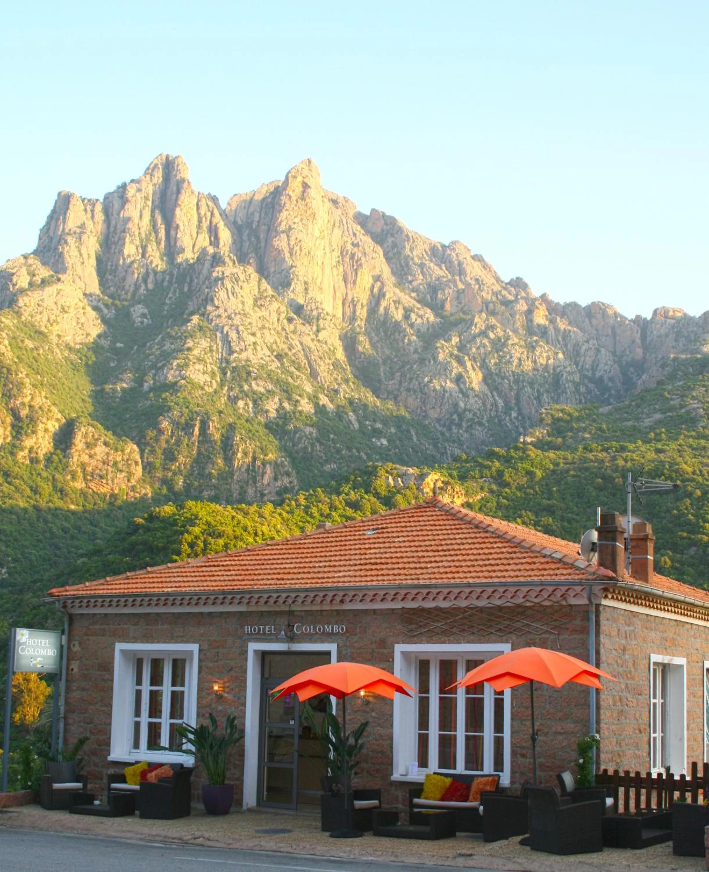 Facade/entrance in Hôtel Colombo- Porto Corse