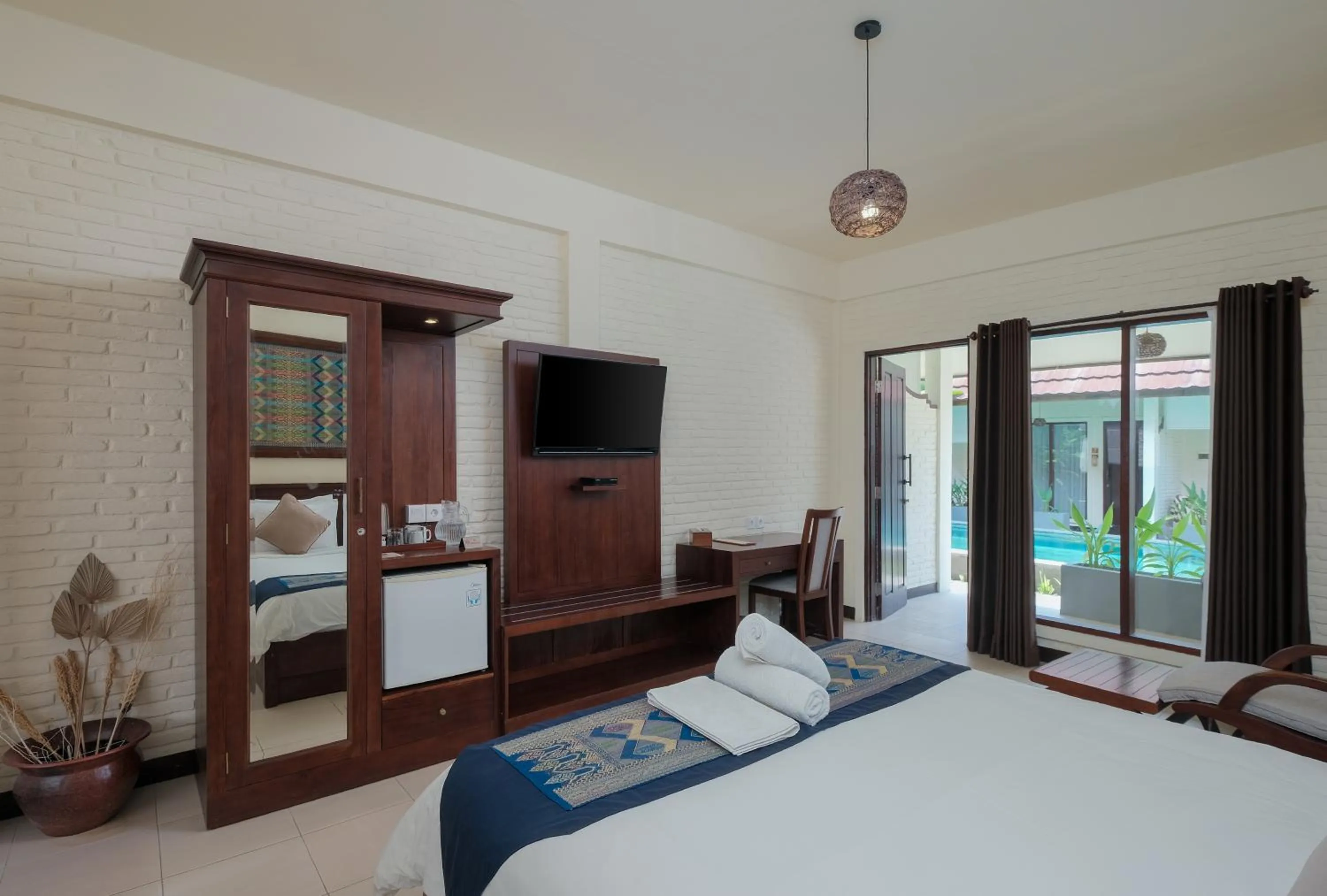 TV and multimedia, Bed in Bruga Villas Restaurant and Spa