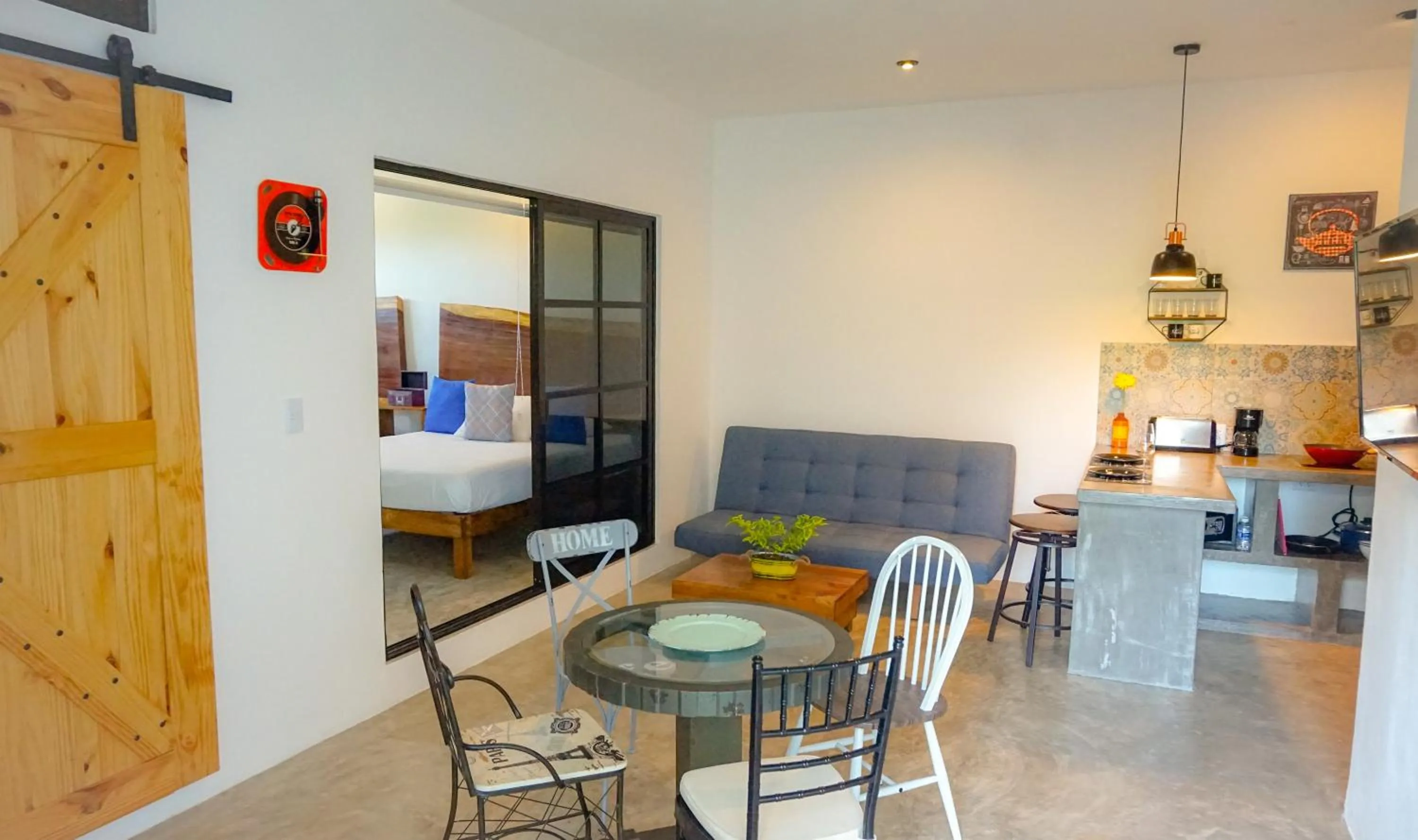 Dining area in Les Suites Calle 2 by Galian