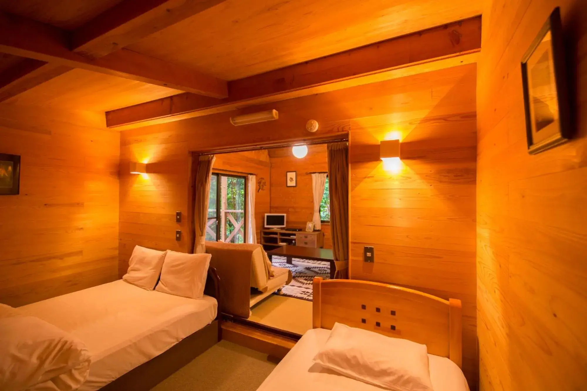 Photo of the whole room, Bed in Yufuin Tsukahara Kogen Sanso Donguri Photo of the whole room, Bed in Yufuin Tsukahara Kogen Sanso Donguri