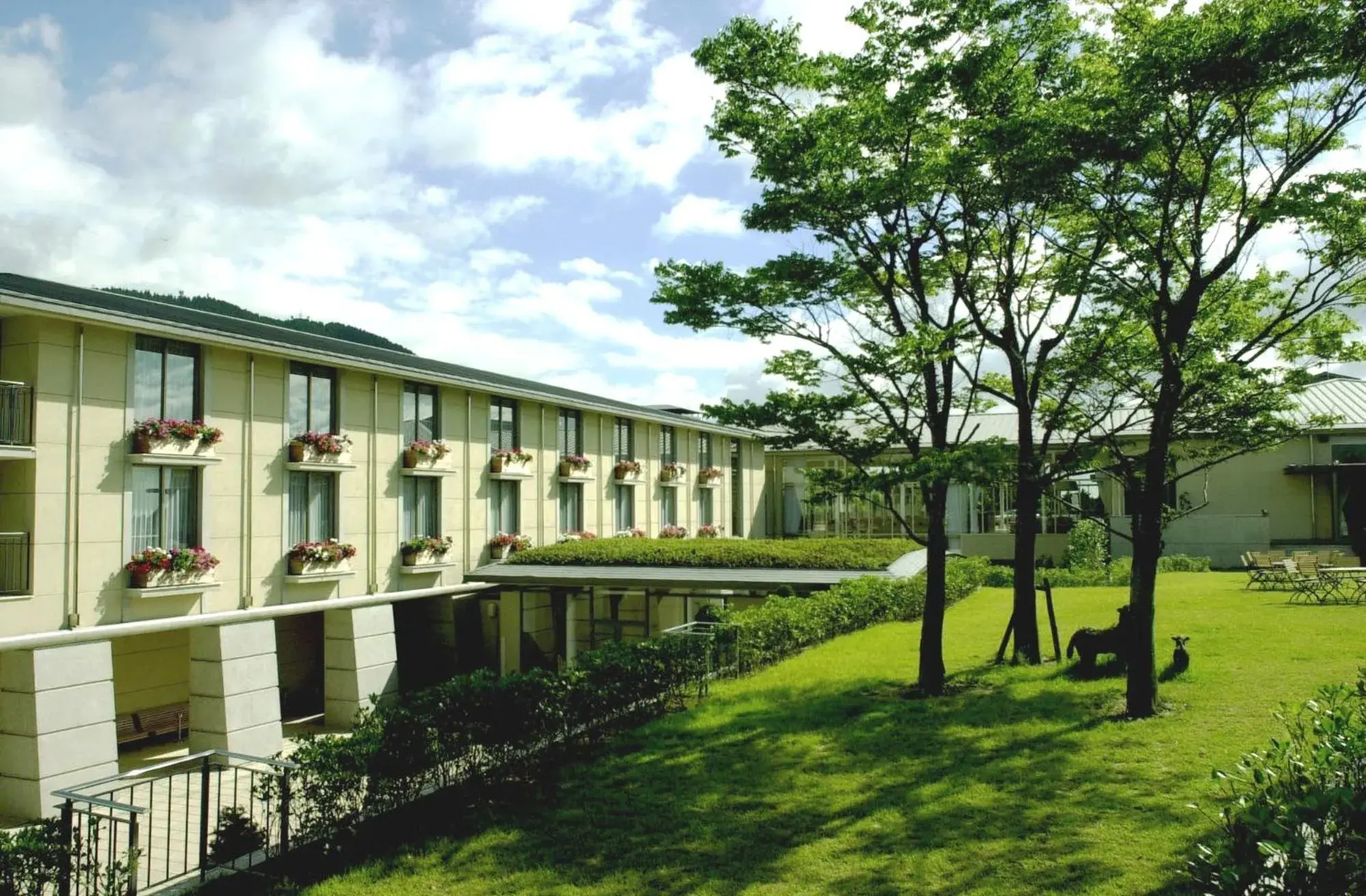 Facade/entrance in L'Hotel de Hiei Facade/entrance in L'Hotel de Hiei