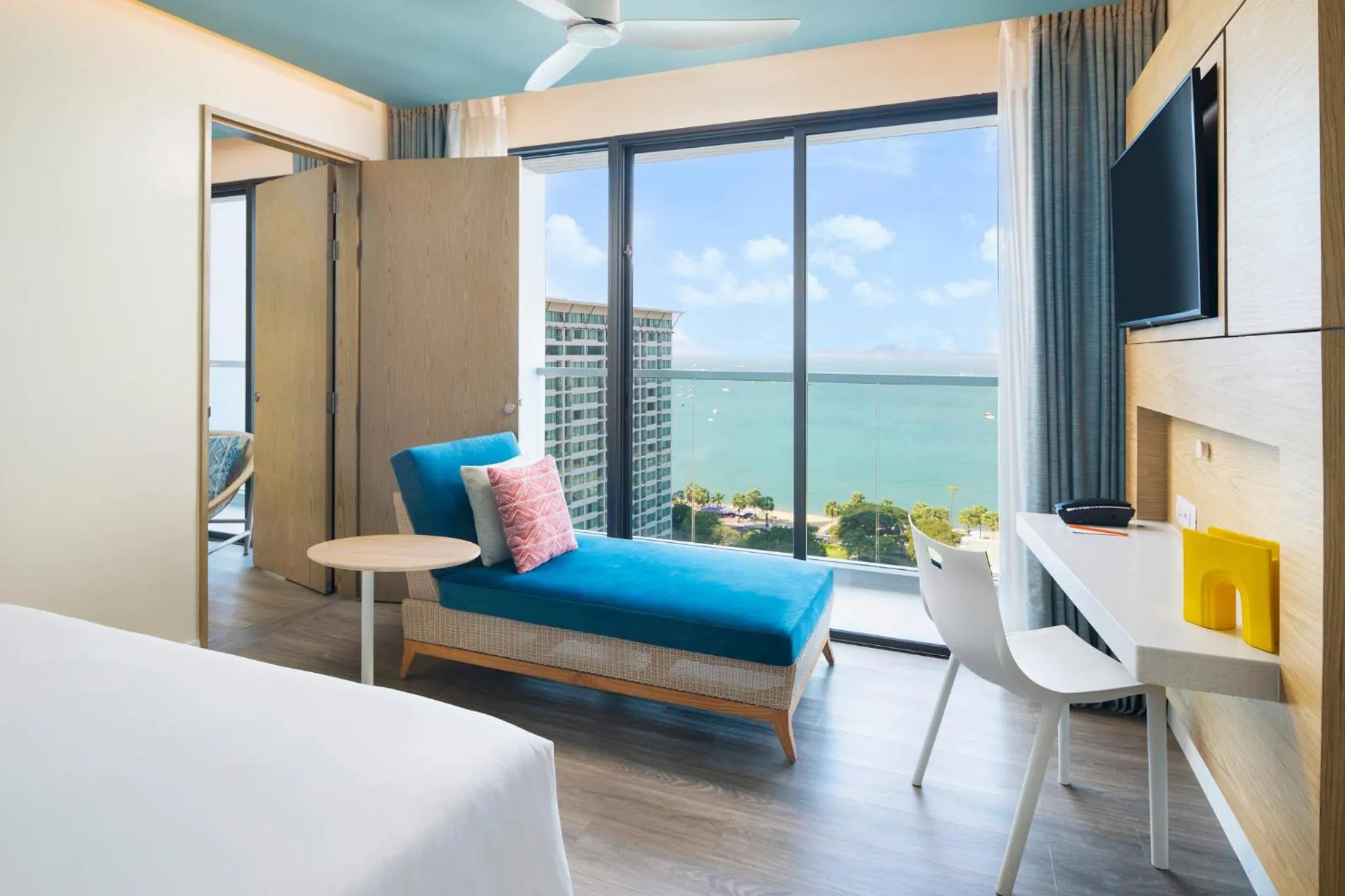 Sea view, Bed in OZO North Pattaya