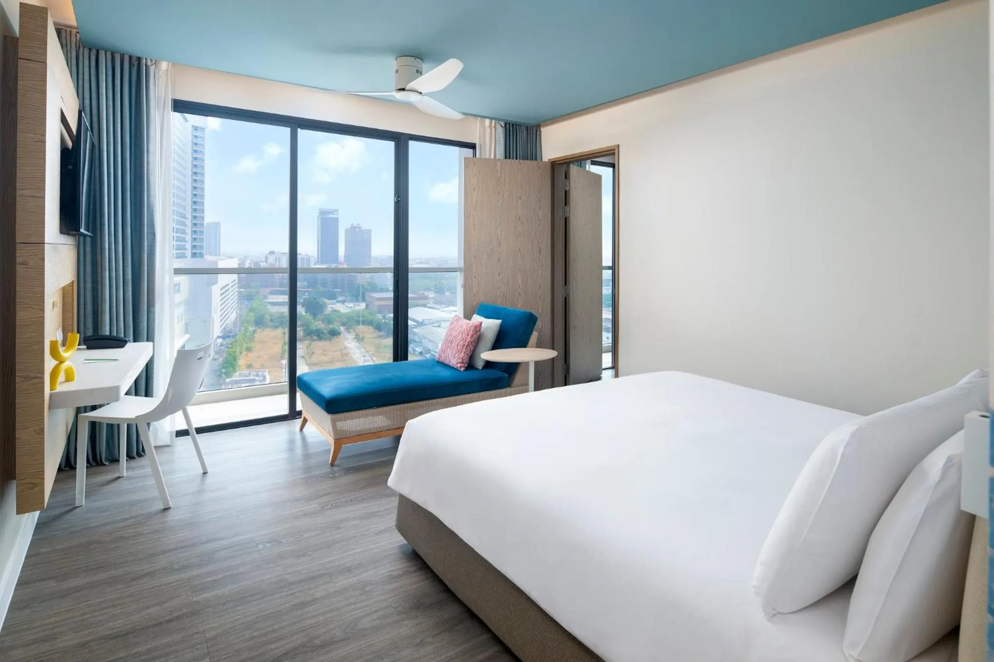 Photo of the whole room, Bed in OZO North Pattaya