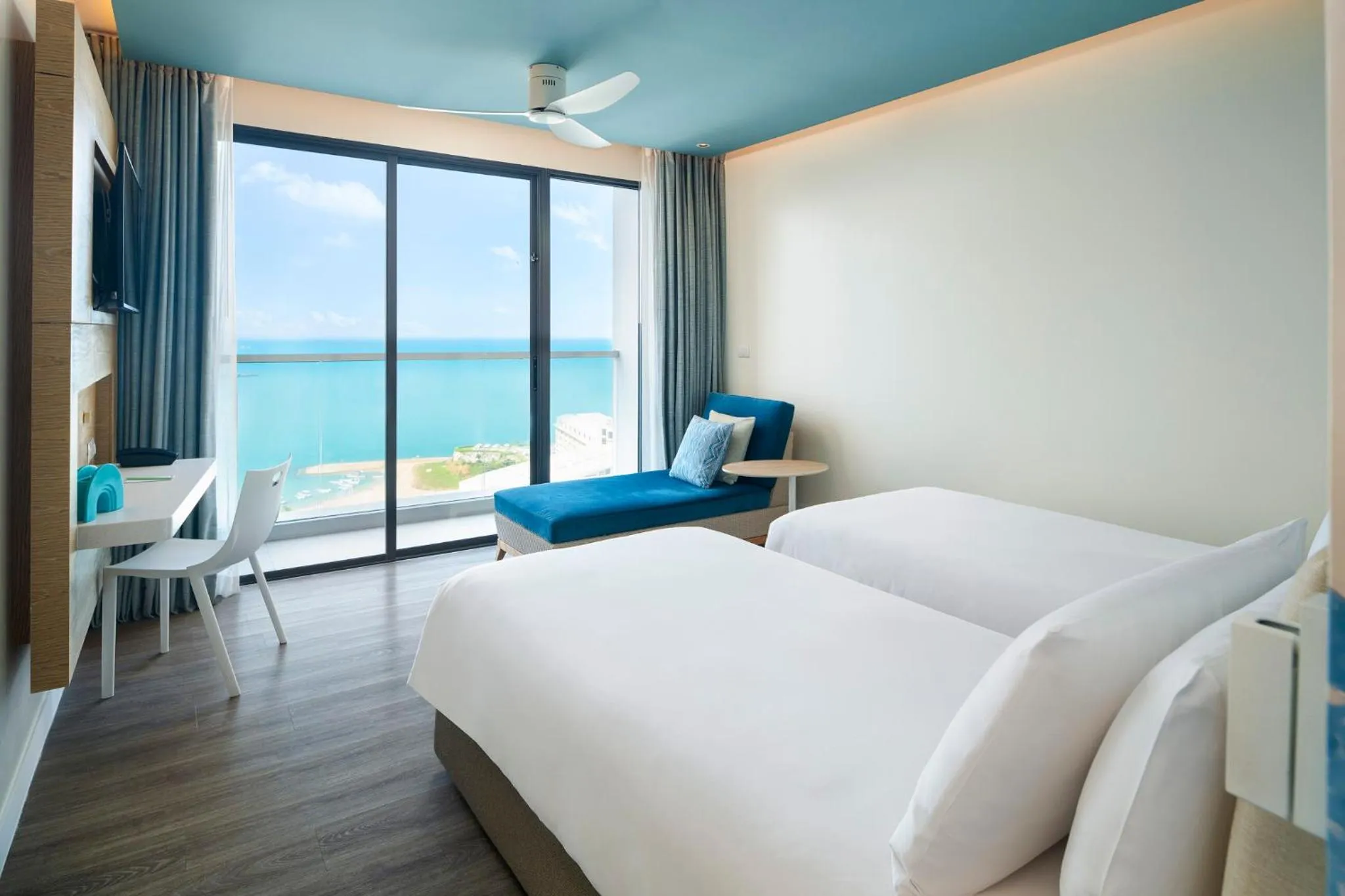 Sea view, Bed in OZO North Pattaya
