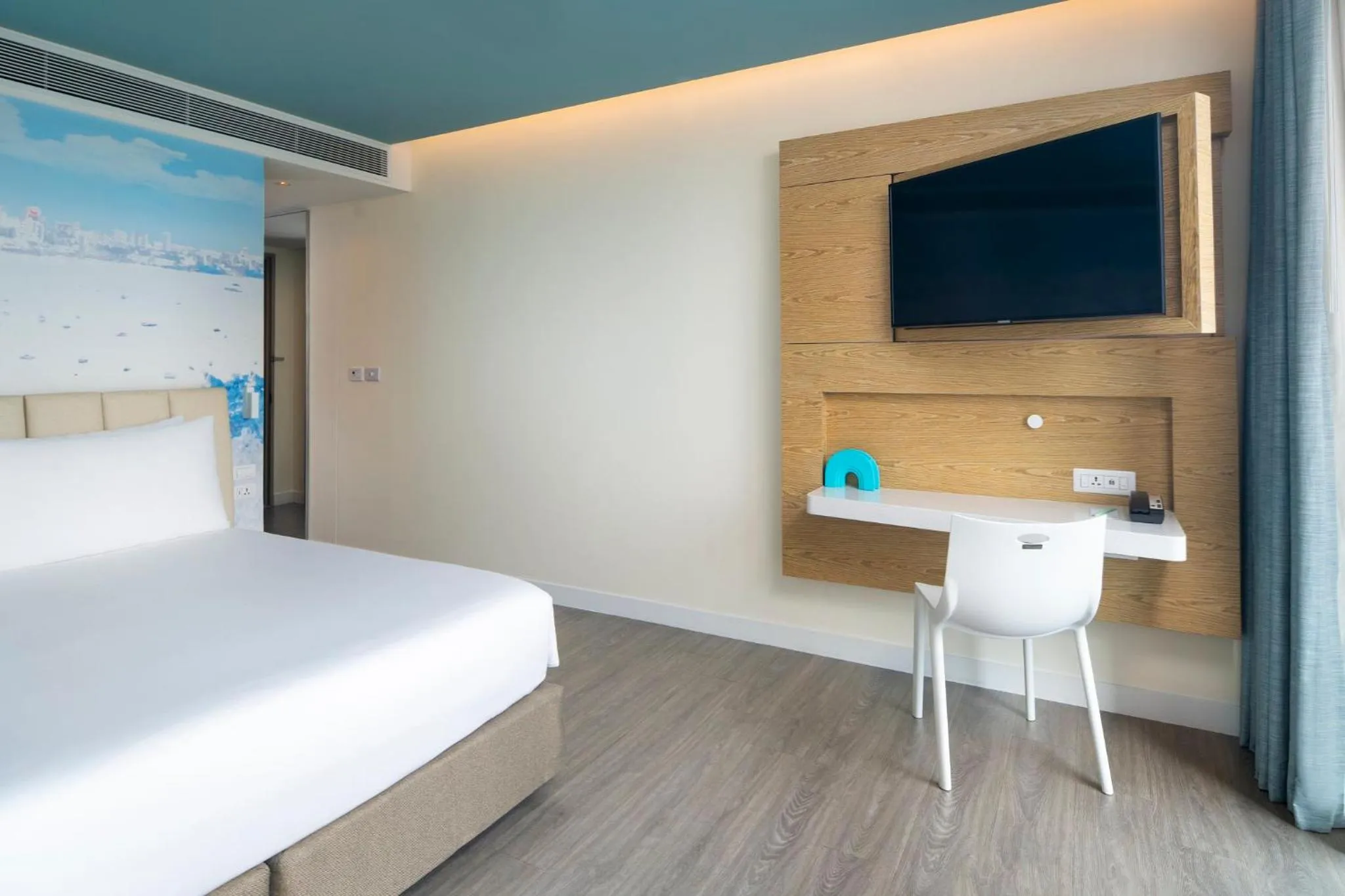 Photo of the whole room, Bed in OZO North Pattaya