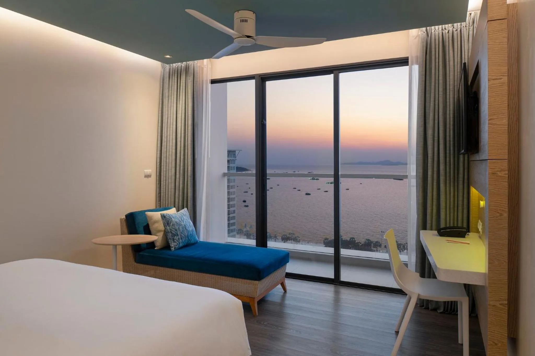 Photo of the whole room, Bed in OZO North Pattaya