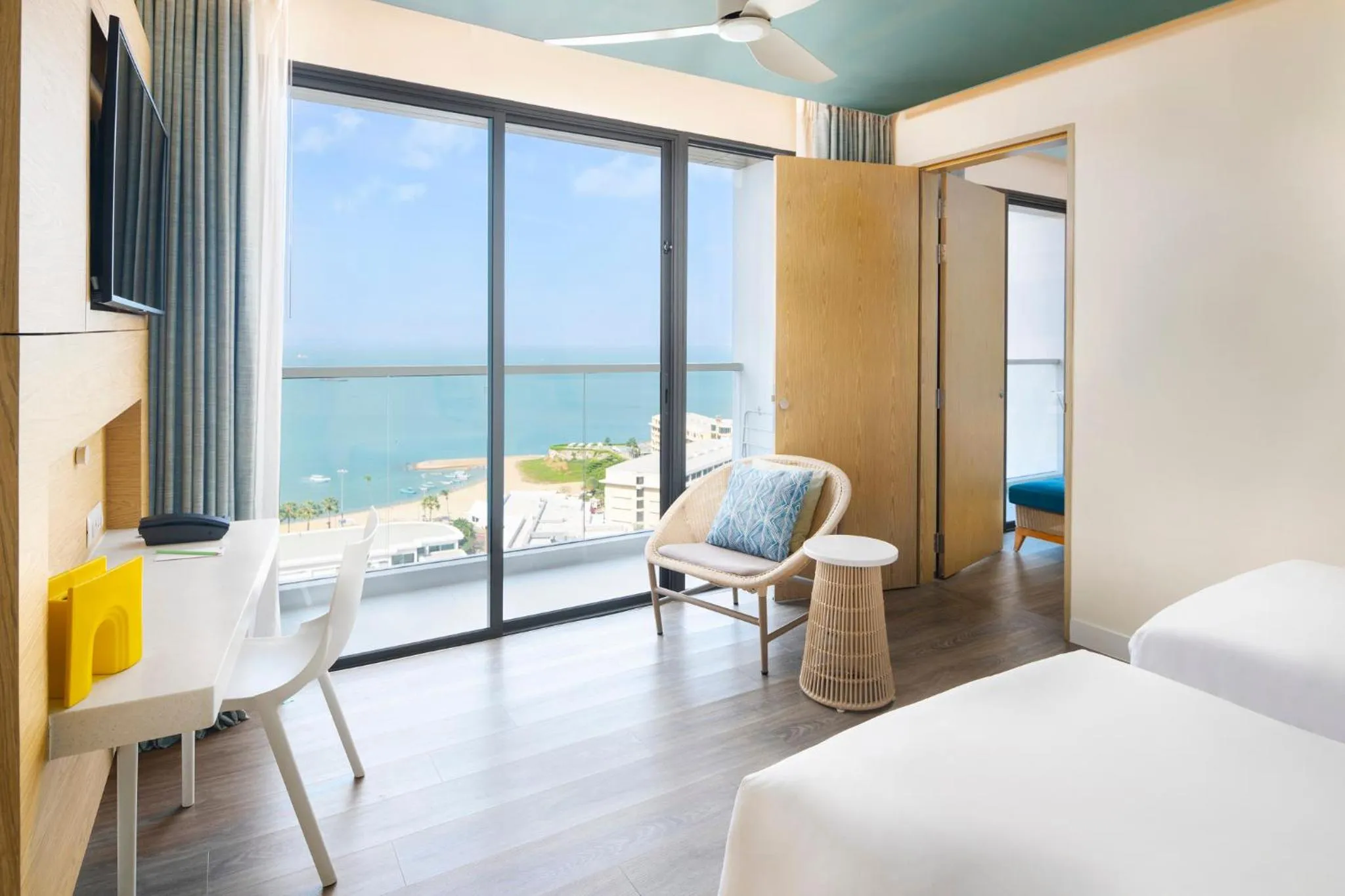 Sea view, Bed in OZO North Pattaya