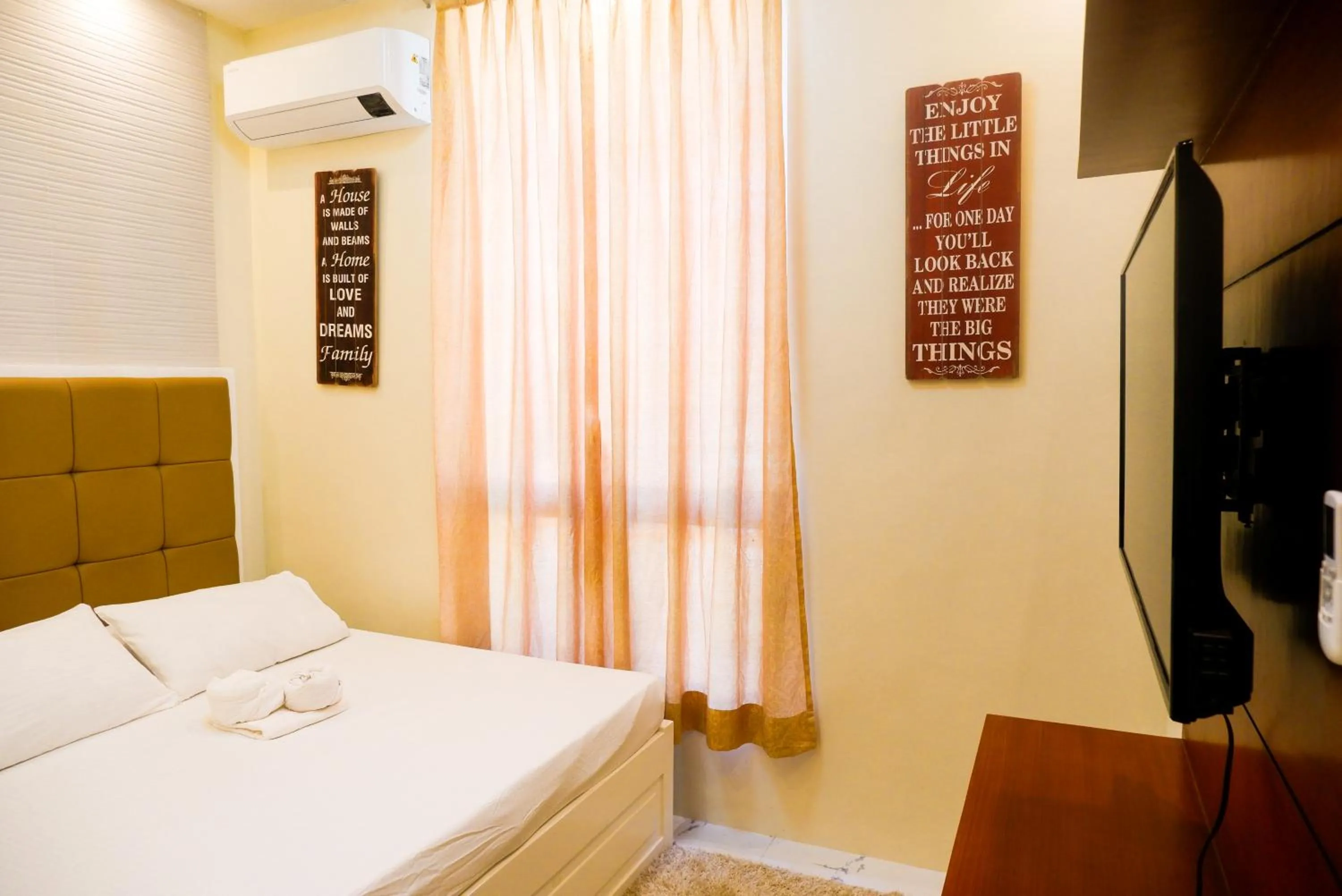 Property building, Bed in Armando's Garden Resort and Restaurant