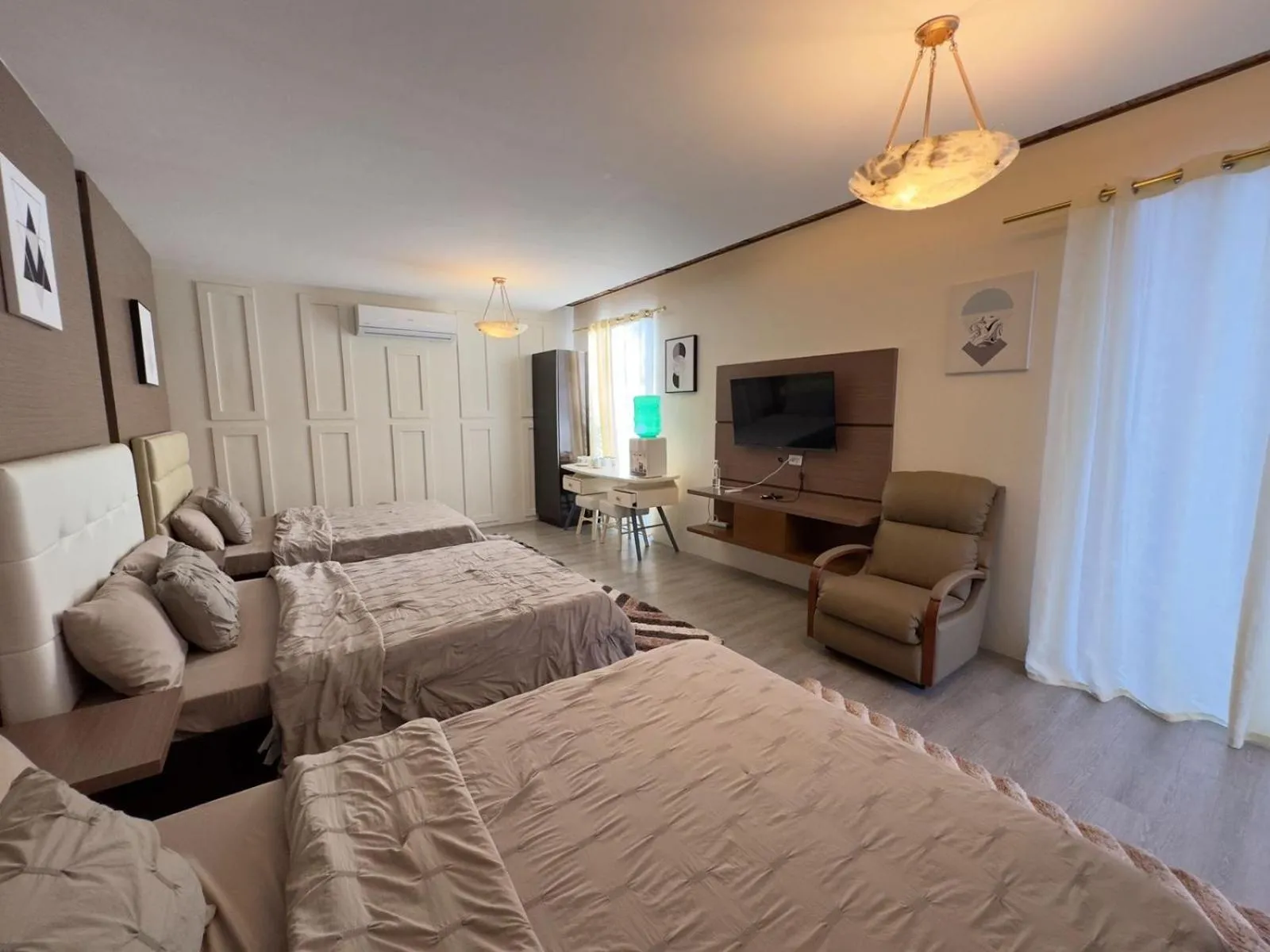 TV and multimedia, Bed in Armando's Garden Resort and Restaurant